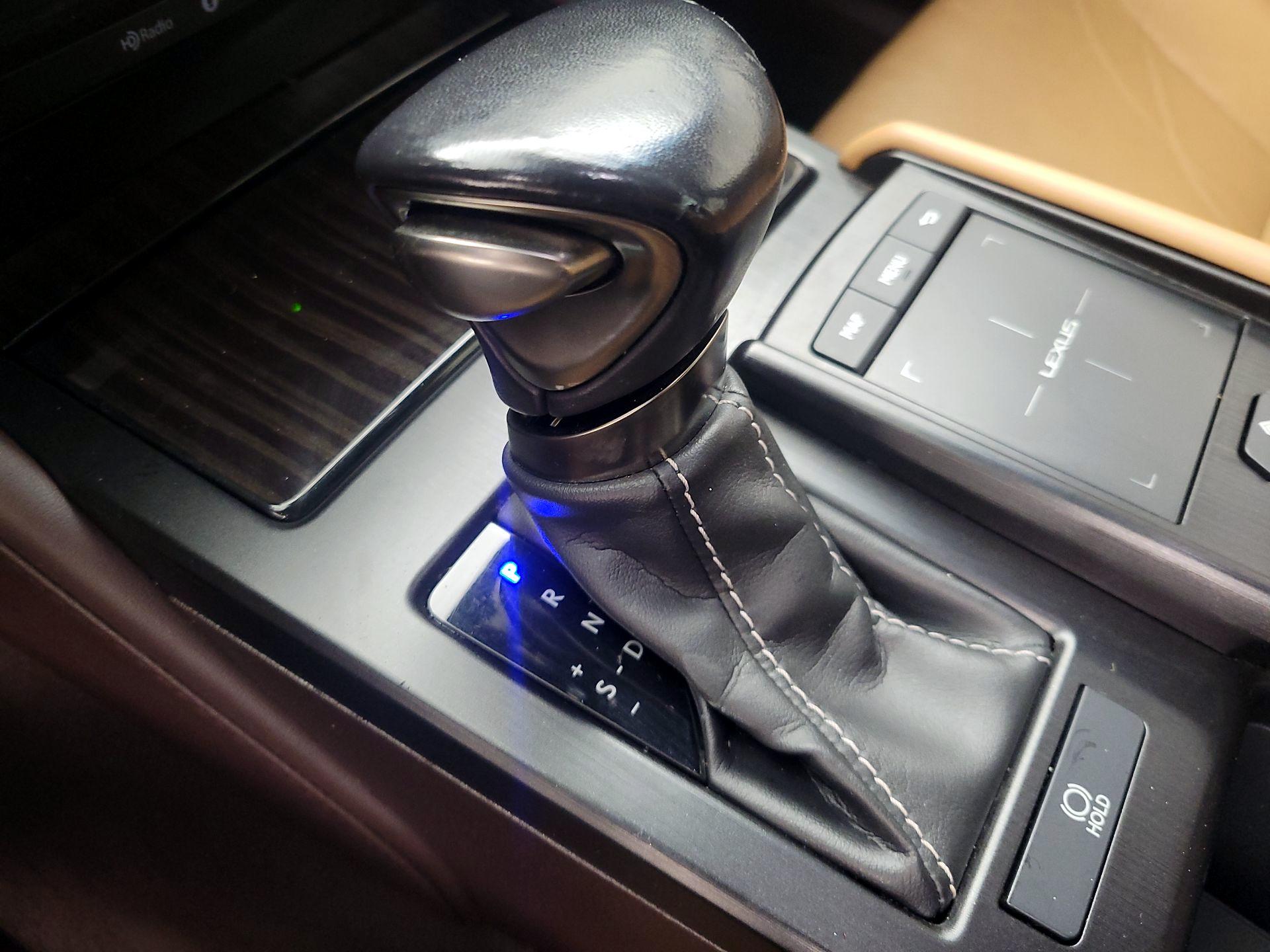 Thumbnail: 2019 Lexus ES - 18