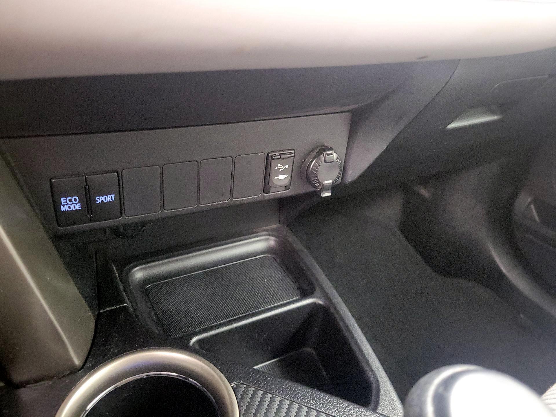 Thumbnail: 2015 Toyota RAV4 - 19