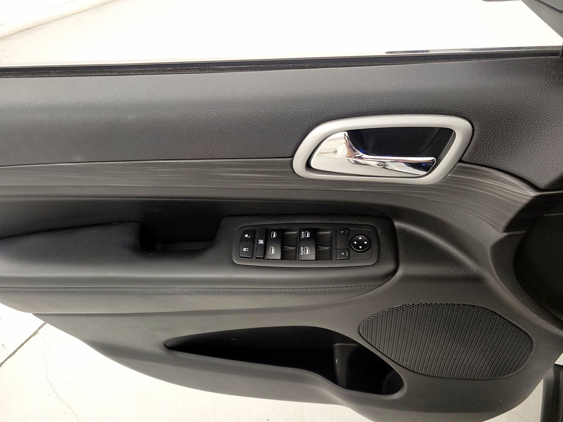 Thumbnail: 2019 Jeep Grand Cherokee - 12