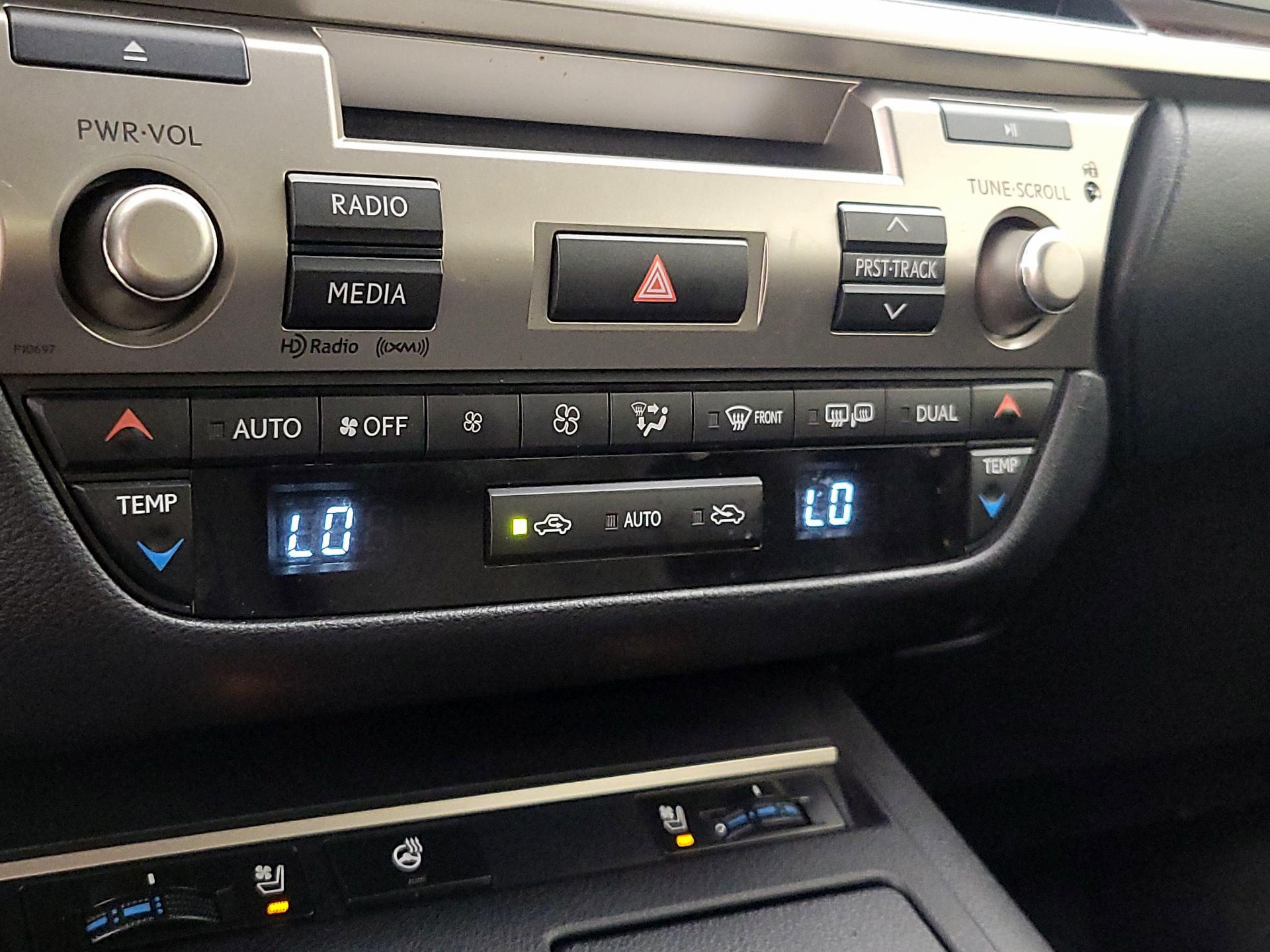 Thumbnail: 2014 Lexus ES - 16