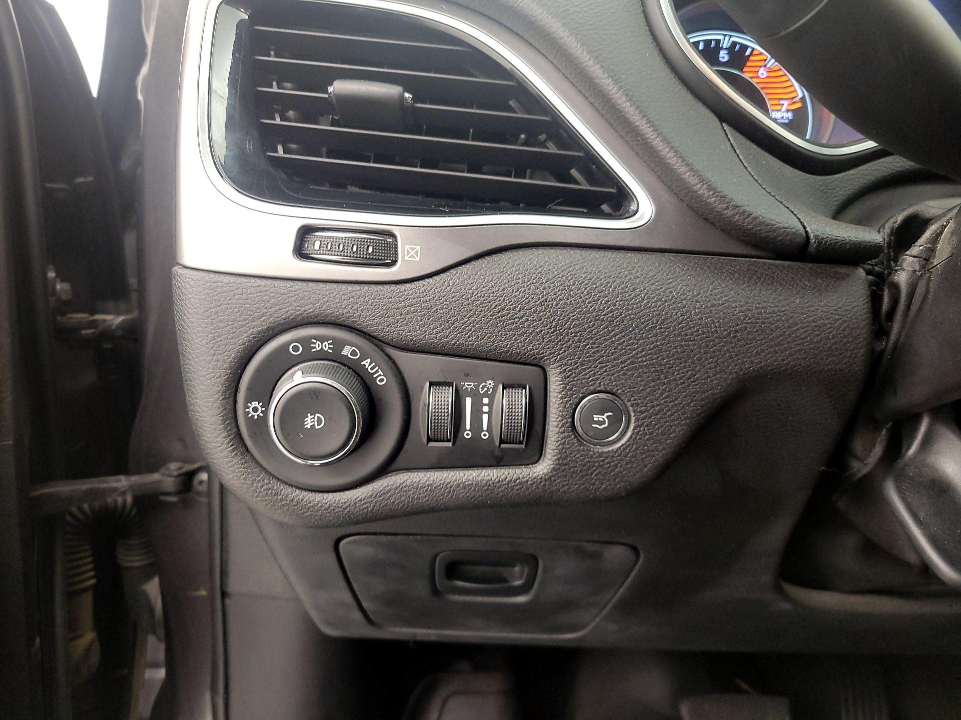 Thumbnail: 2019 Jeep Cherokee - 13