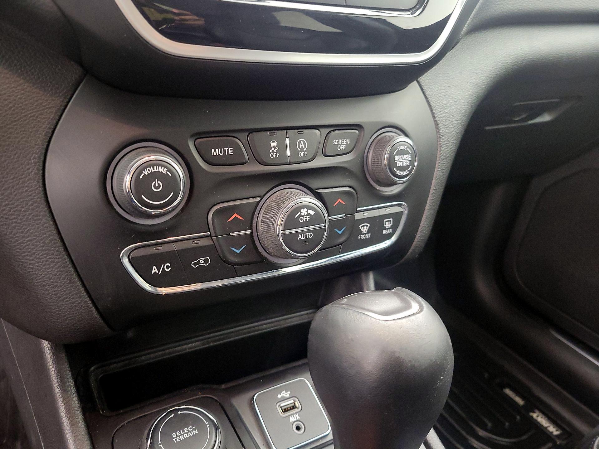 Thumbnail: 2019 Jeep Cherokee - 17