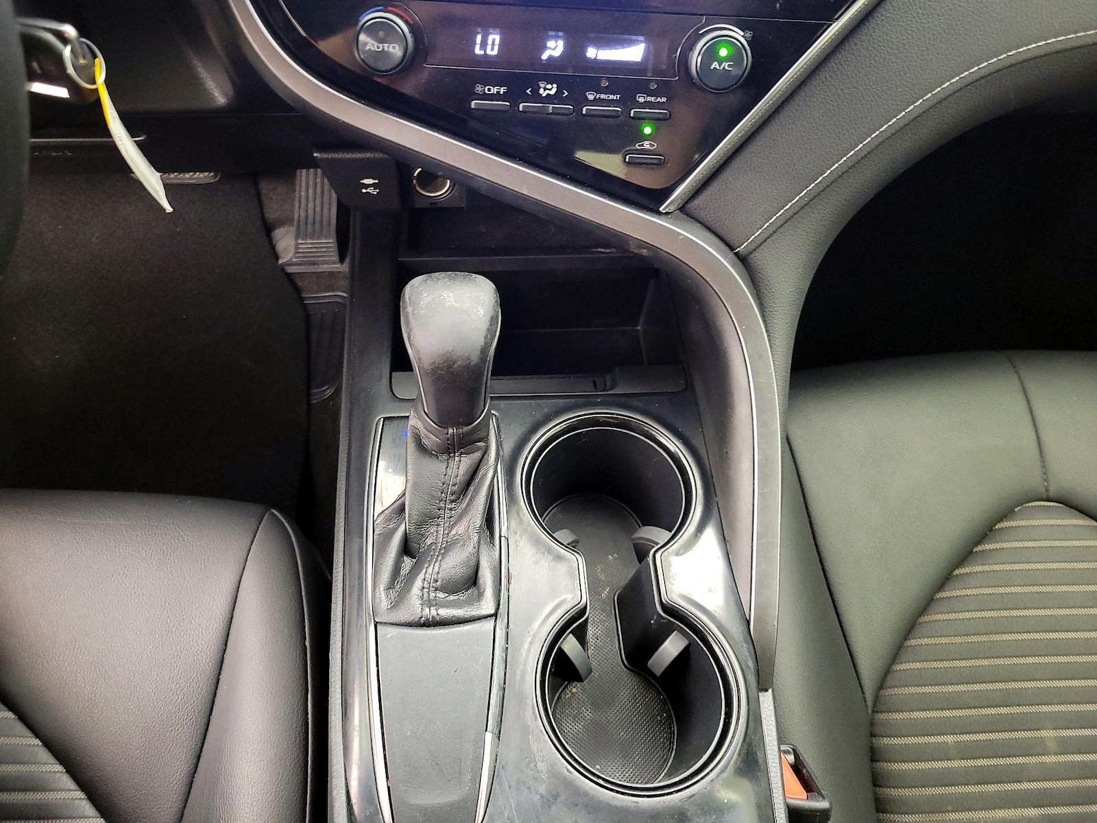 2018 Toyota Camry SE - Photo 16