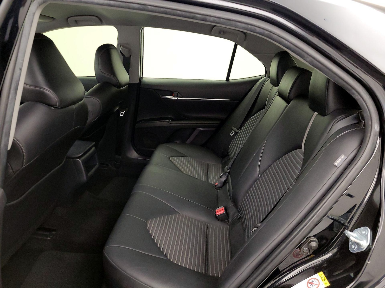 2018 Toyota Camry SE - Photo 18