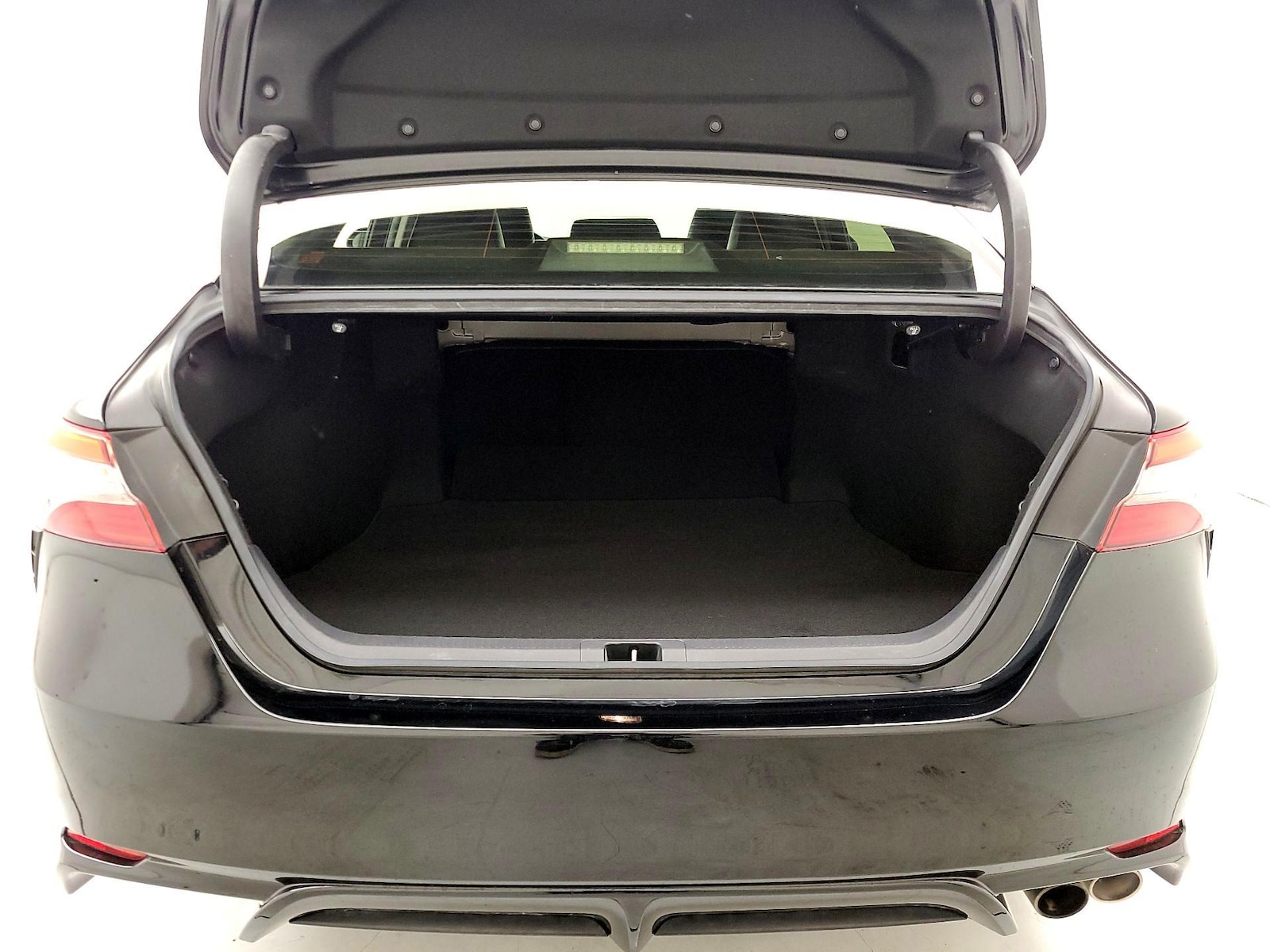 2018 Toyota Camry SE - Photo 19