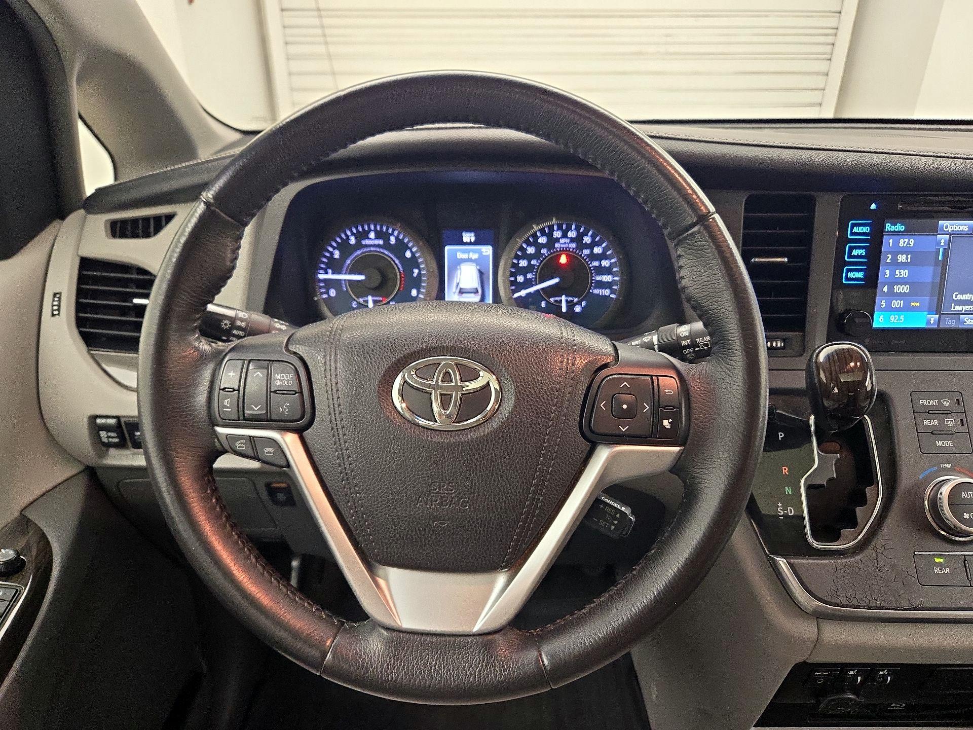 Thumbnail: 2017 Toyota Sienna - 10
