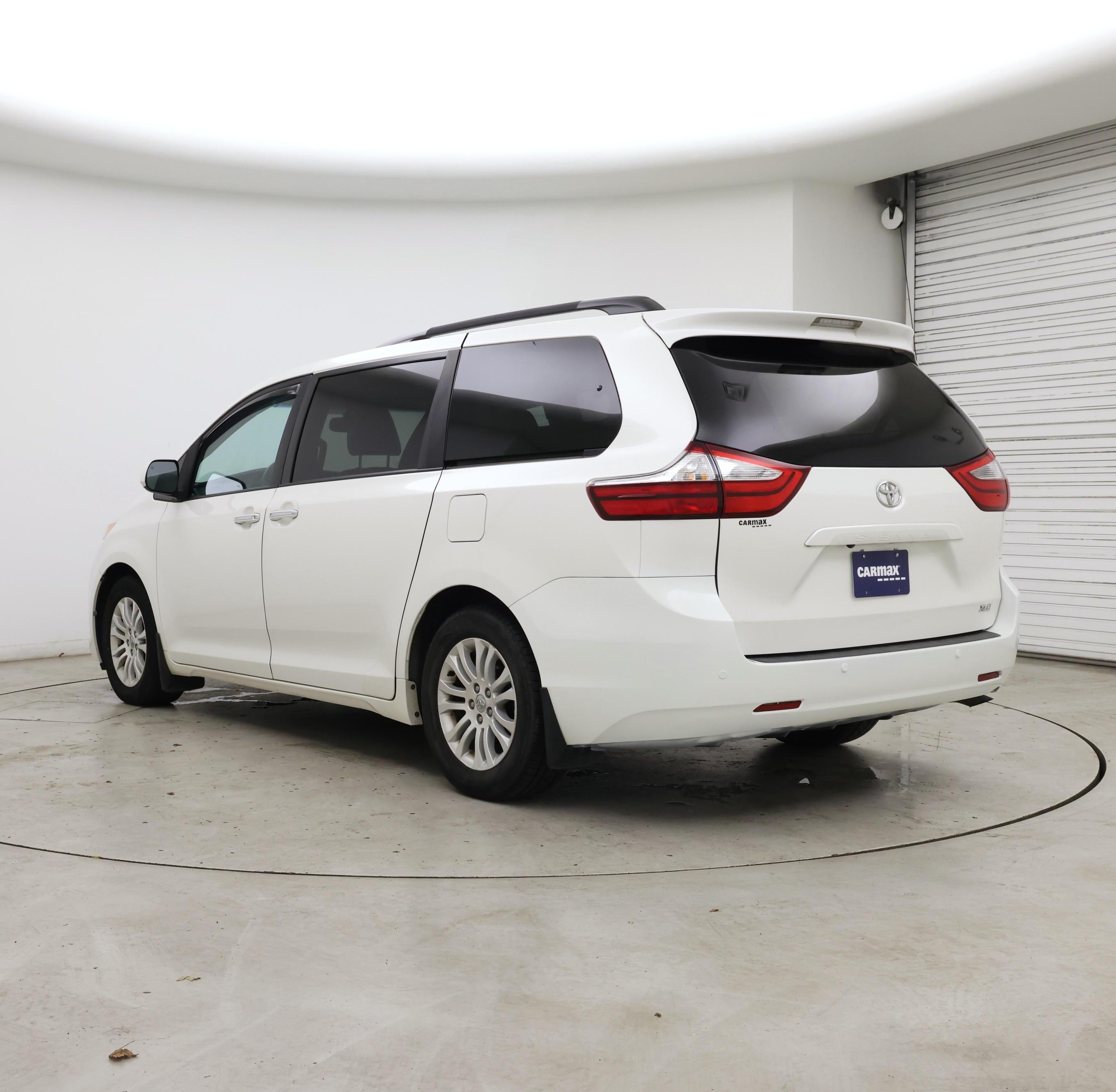 Thumbnail: 2017 Toyota Sienna - 2