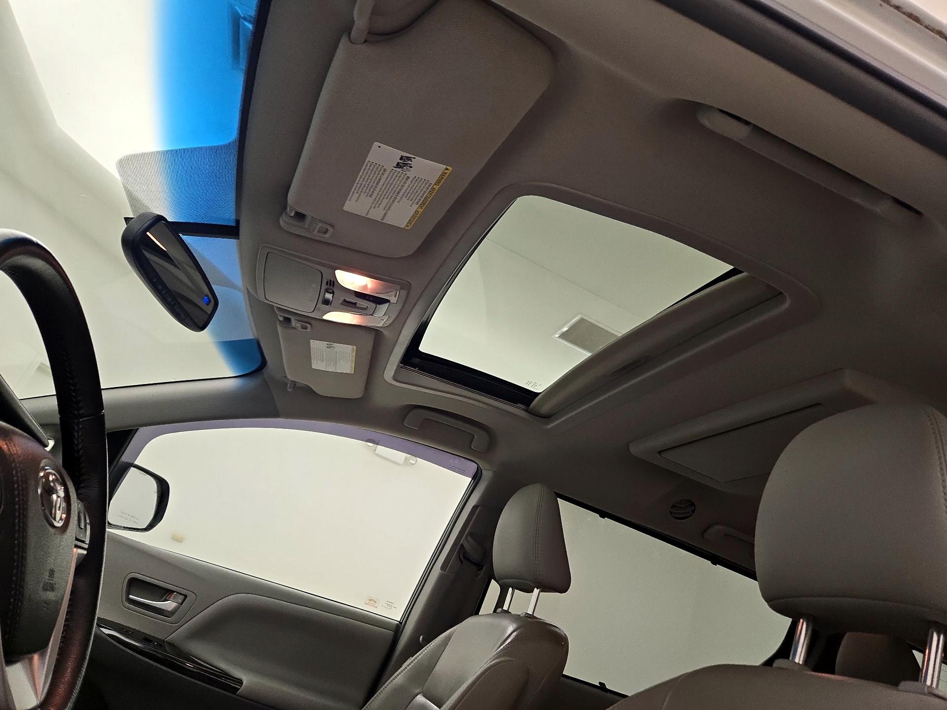 Thumbnail: 2017 Toyota Sienna - 19