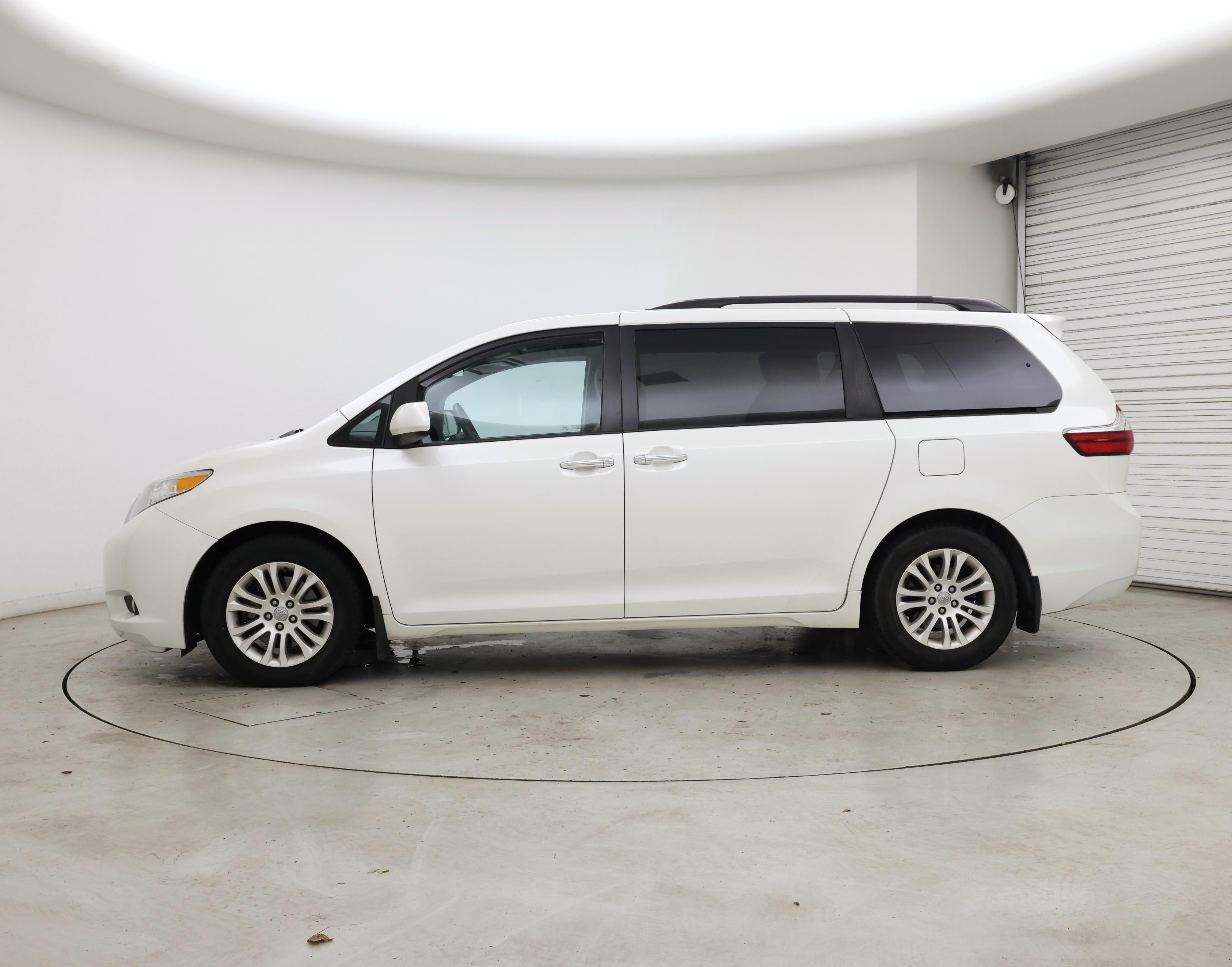 Thumbnail: 2017 Toyota Sienna - 3