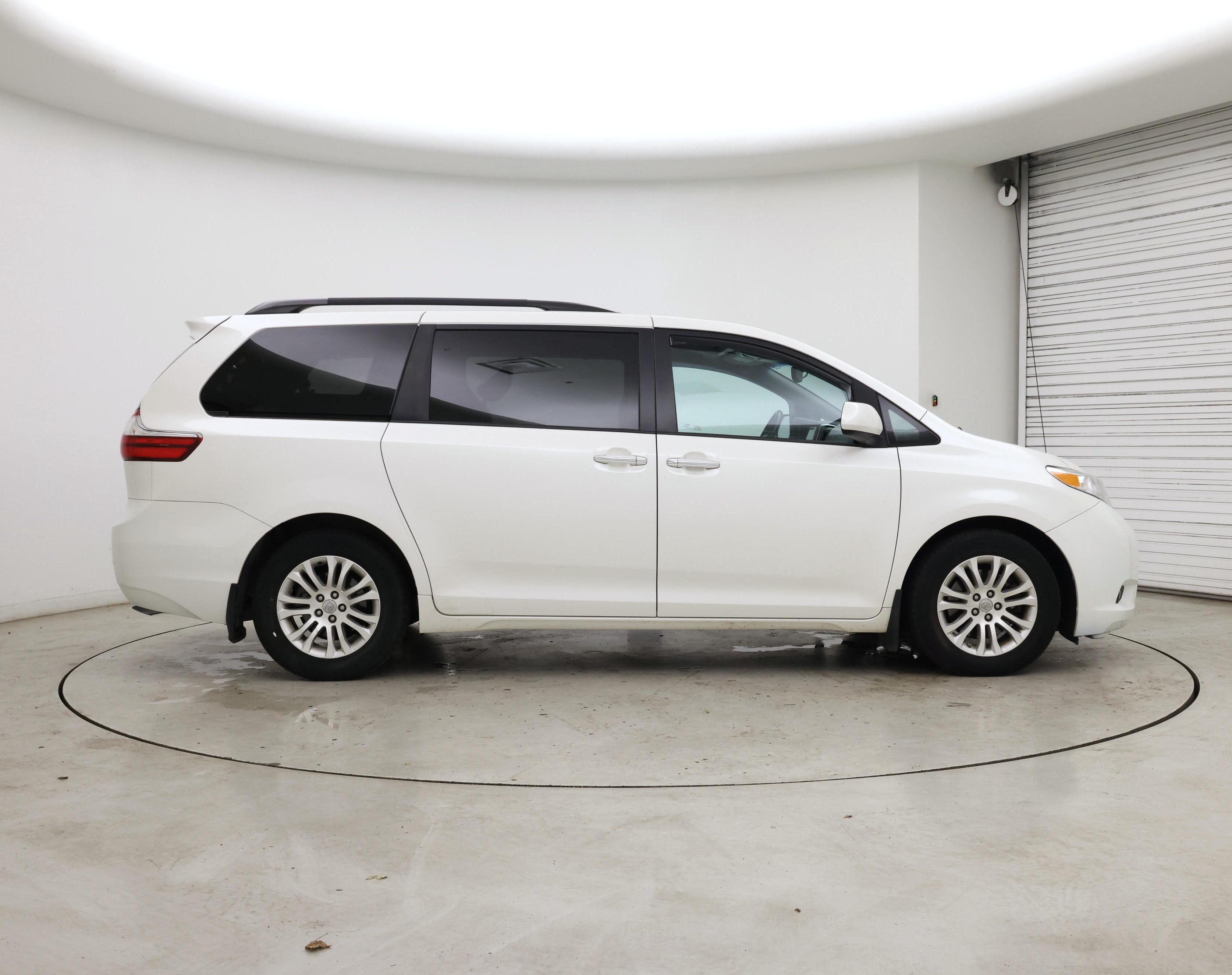 Thumbnail: 2017 Toyota Sienna - 7