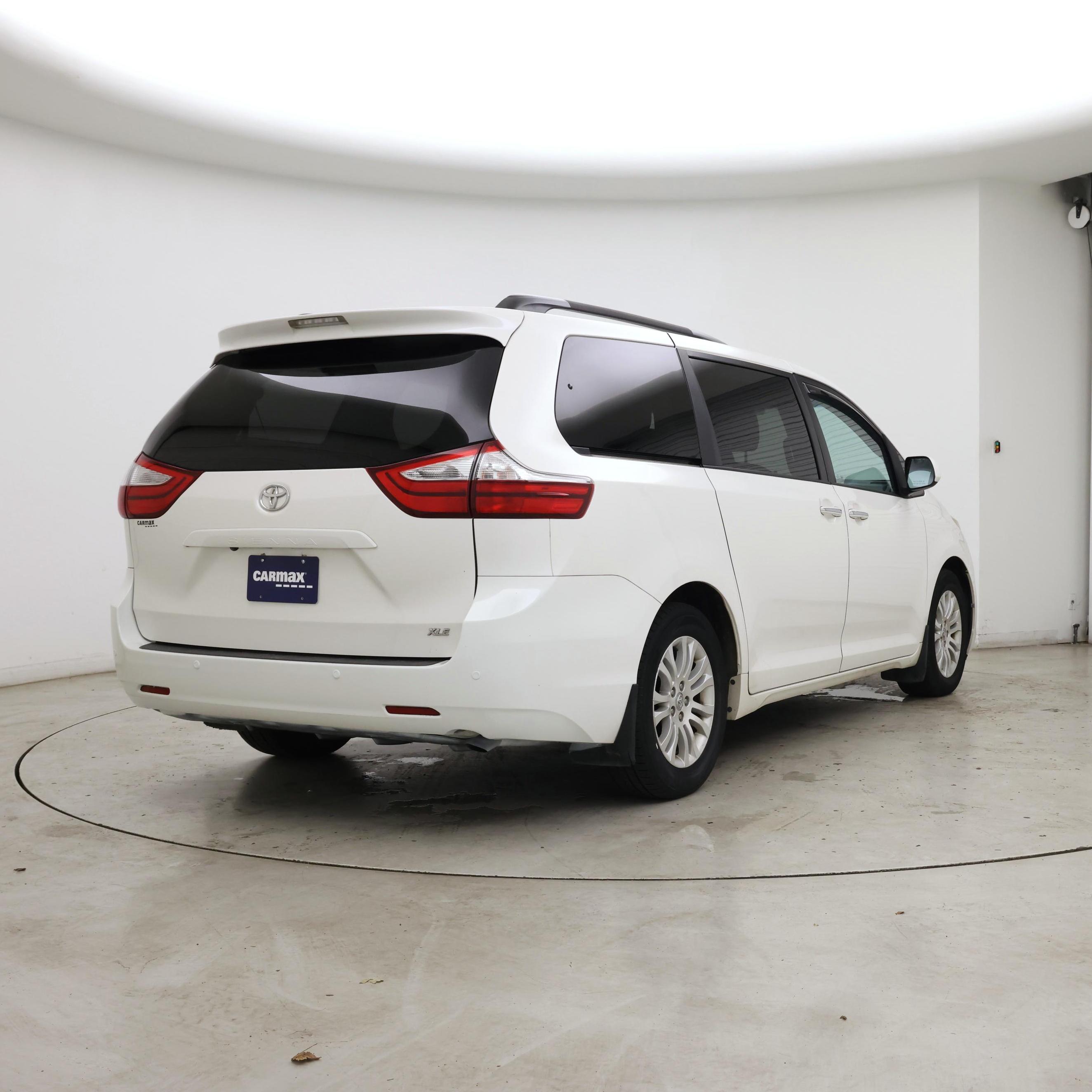 Thumbnail: 2017 Toyota Sienna - 8