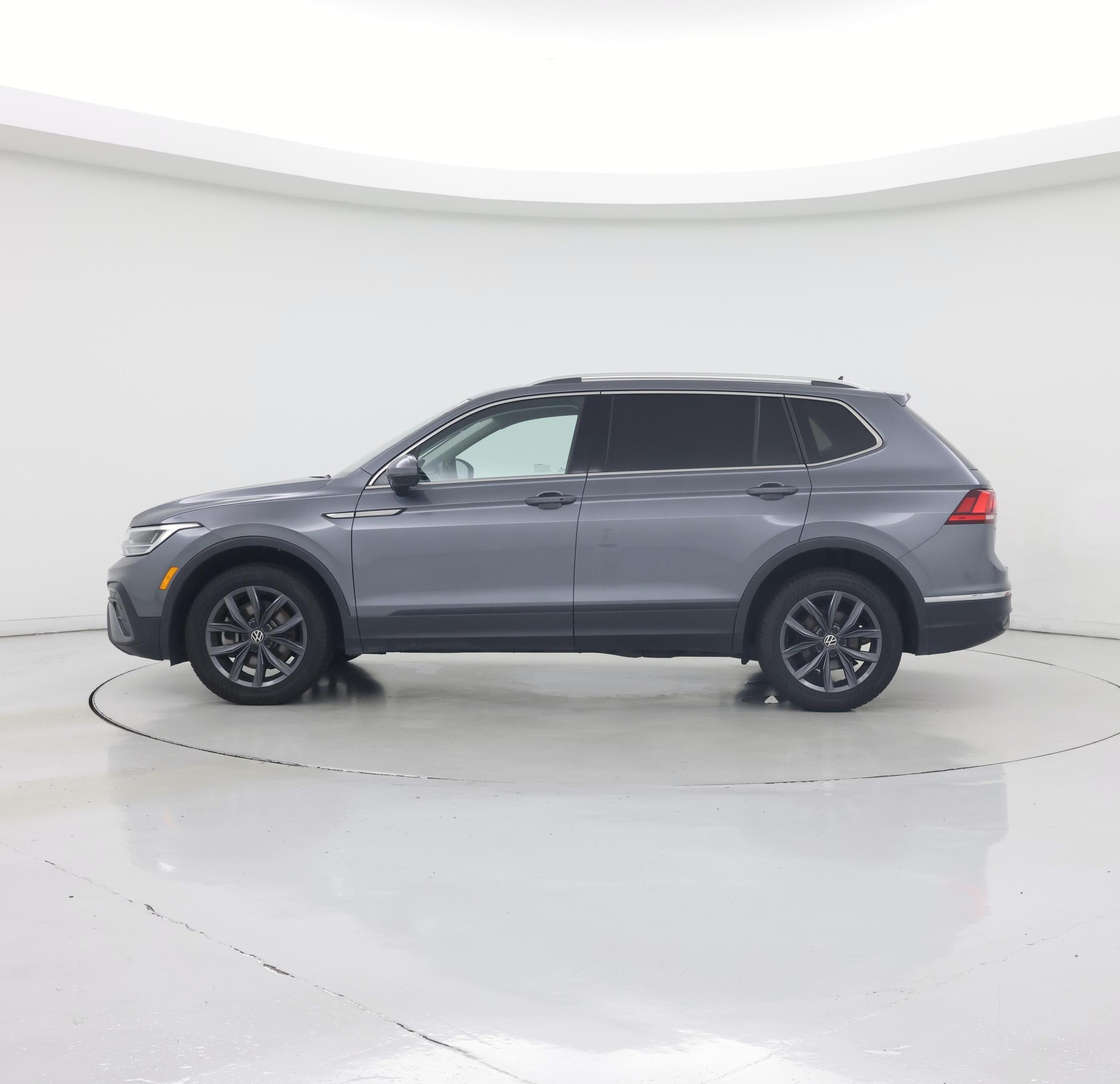 Thumbnail: 2023 Volkswagen Tiguan - 3