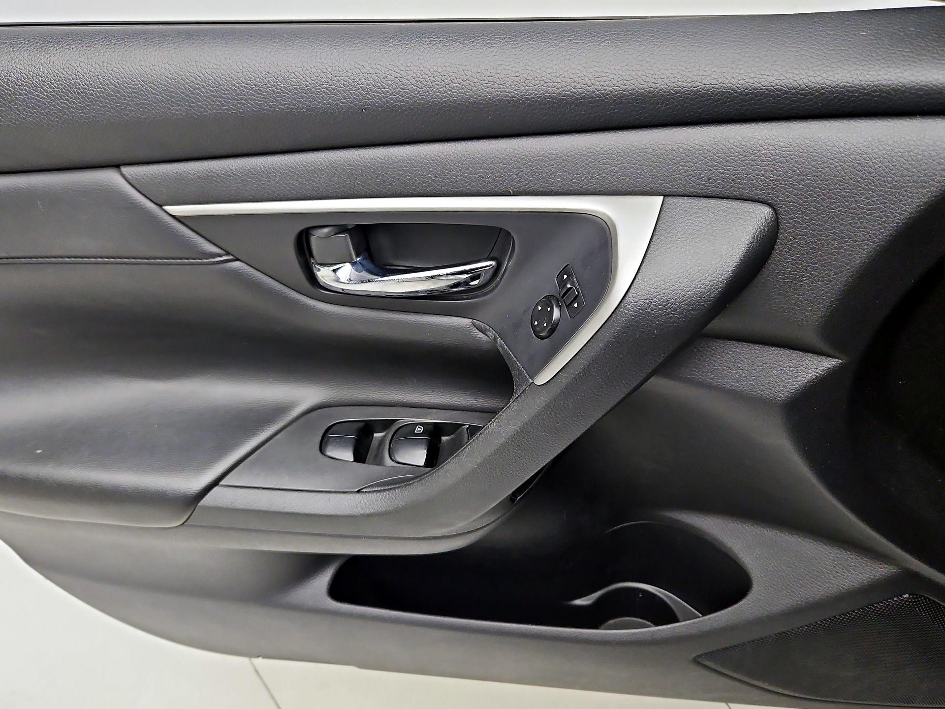 Thumbnail: 2015 Nissan Altima - 12