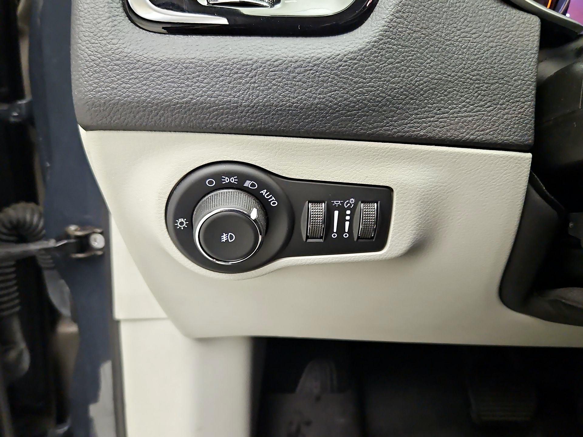Thumbnail: 2018 Jeep Compass - 13