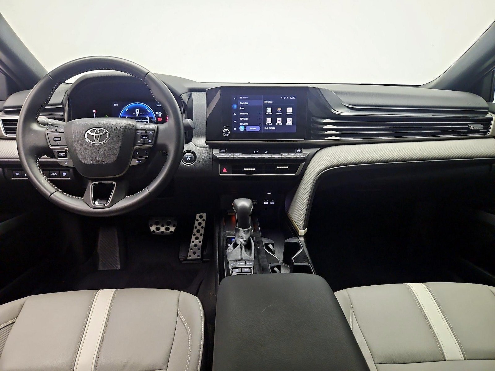 2025 Toyota Camry SE - Photo 10