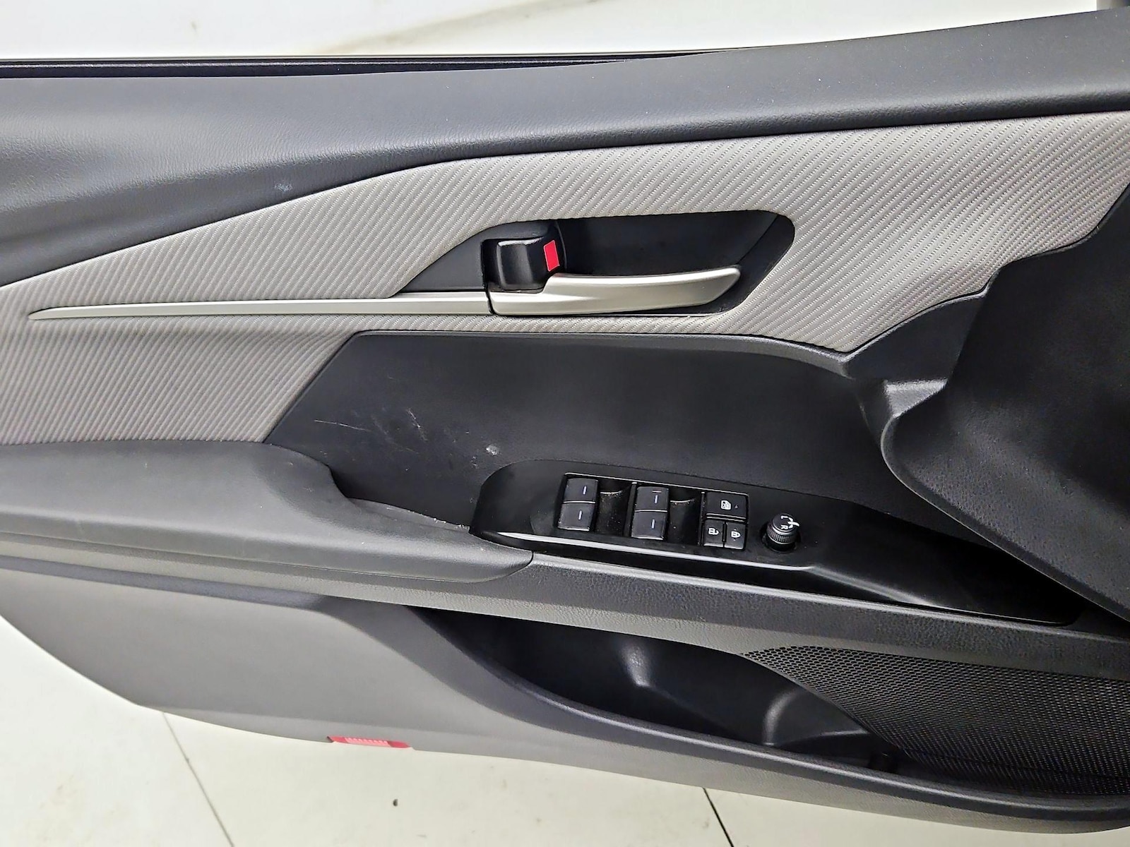 2025 Toyota Camry SE - Photo 13