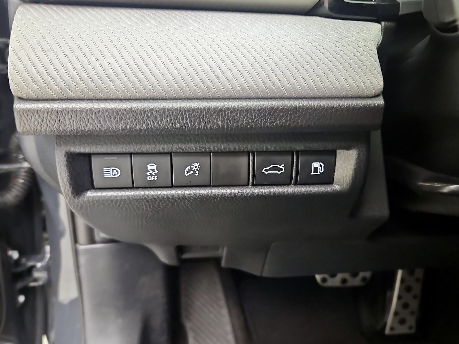 2025 Toyota Camry SE - Photo 14