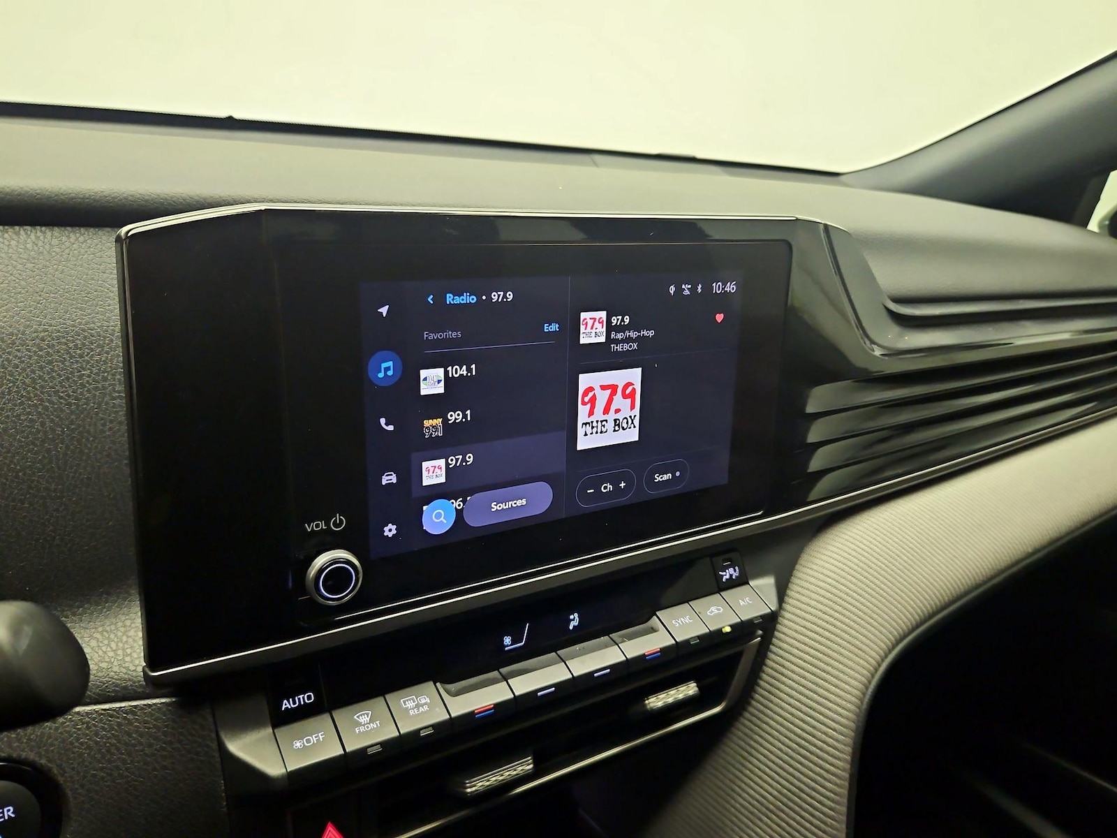 2025 Toyota Camry SE - Photo 16