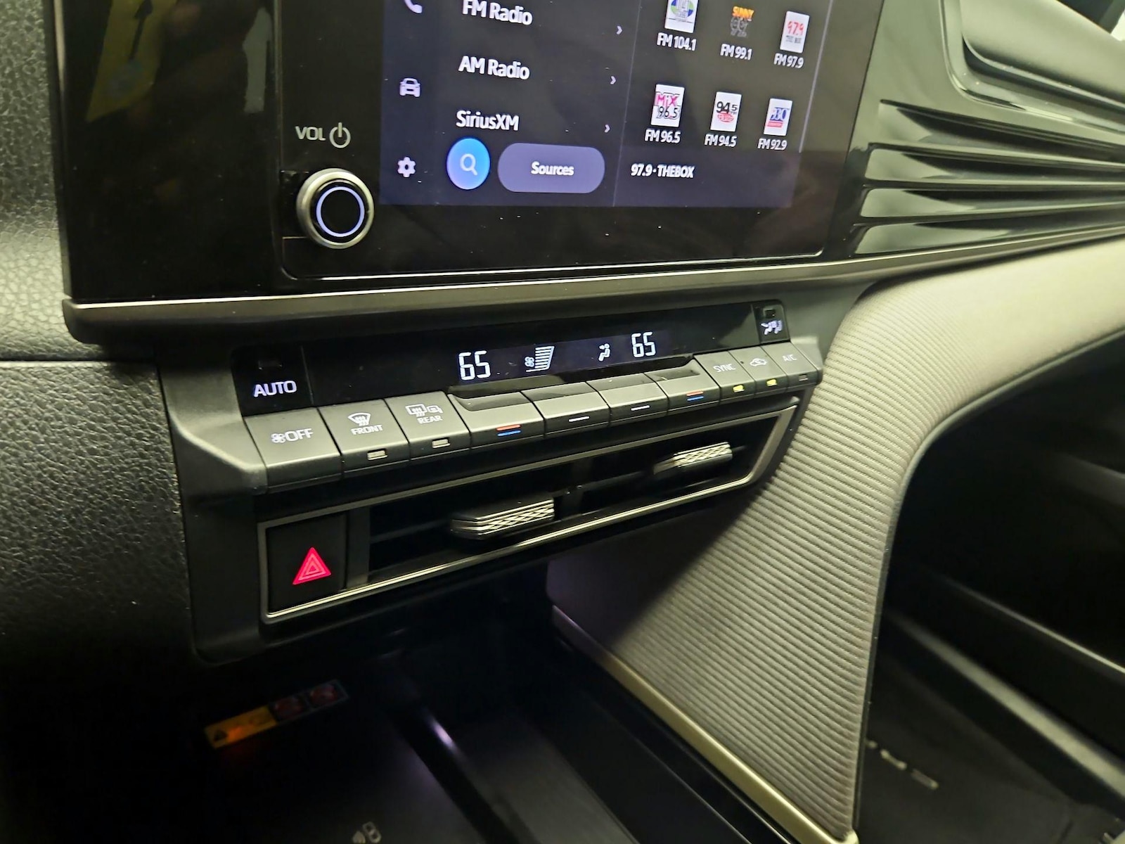 2025 Toyota Camry SE - Photo 17