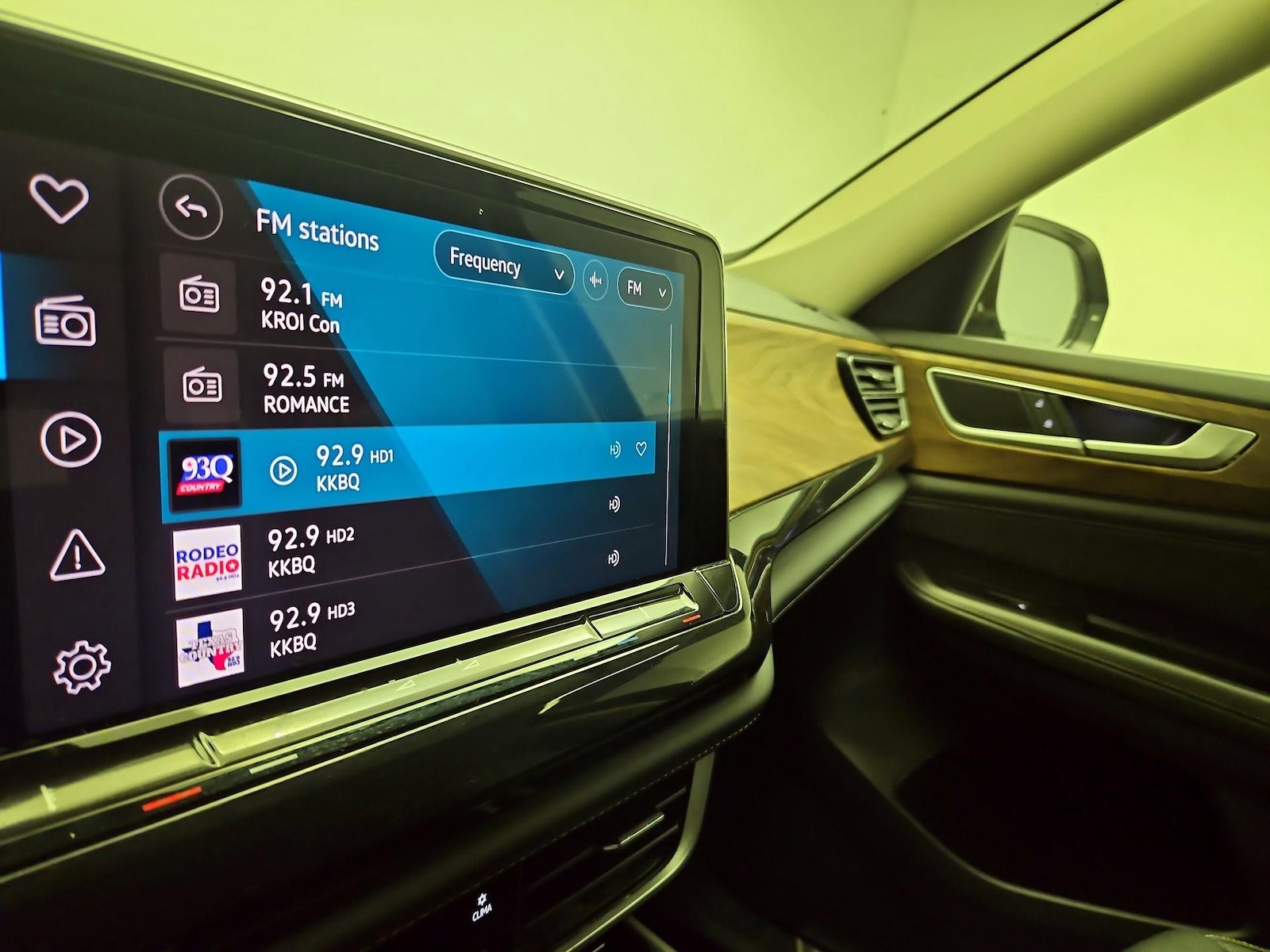 2025 Volkswagen Atlas SE w/Tech - Photo 7