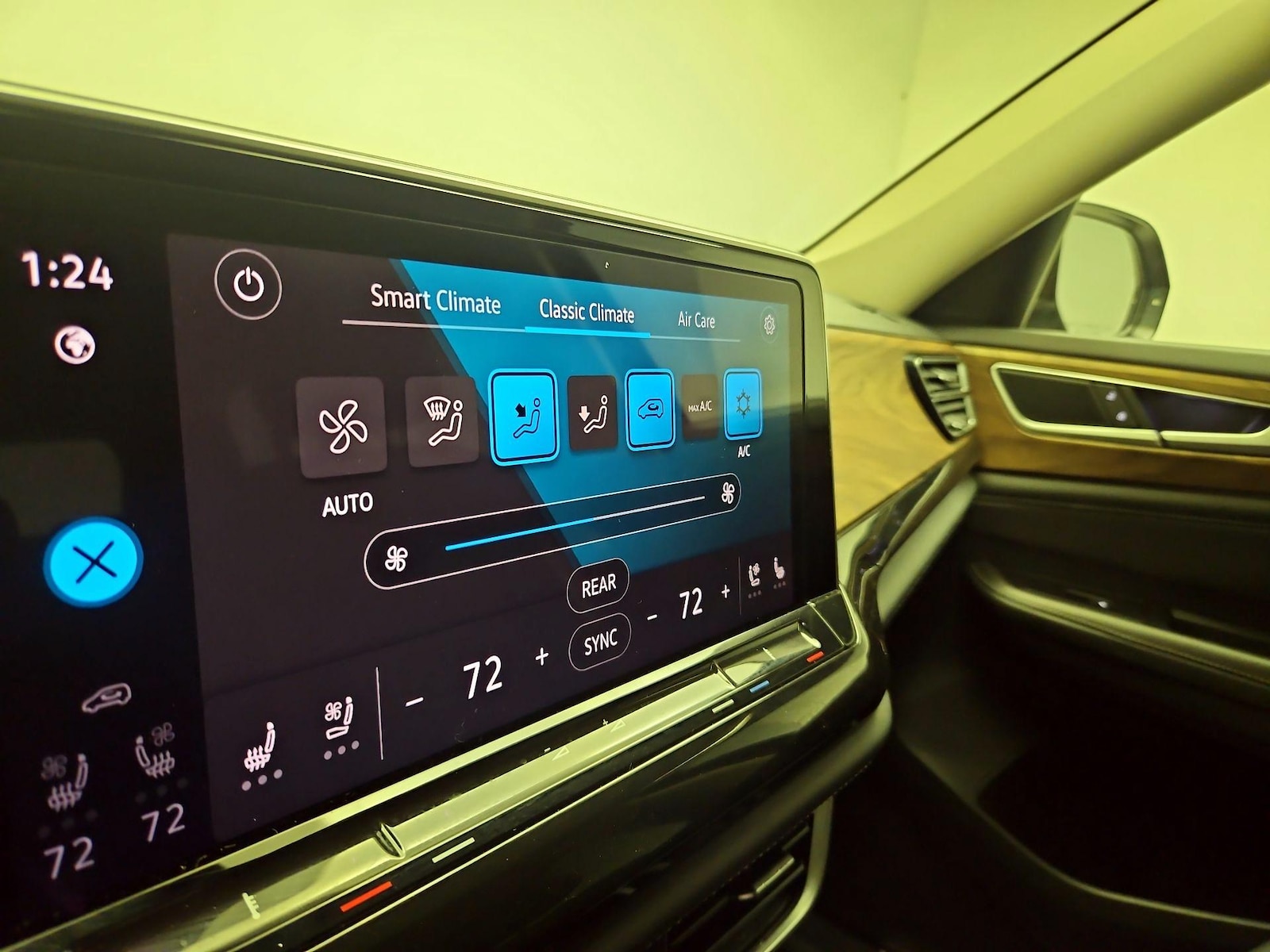 2025 Volkswagen Atlas SE w/Tech - Photo 8