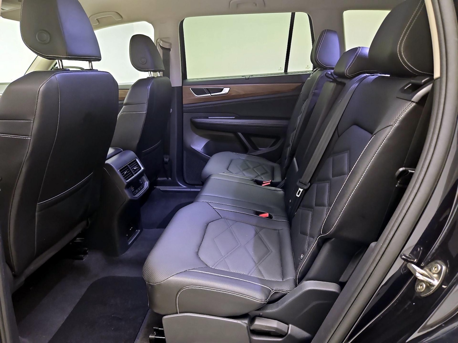 2025 Volkswagen Atlas SE w/Tech - Photo 11