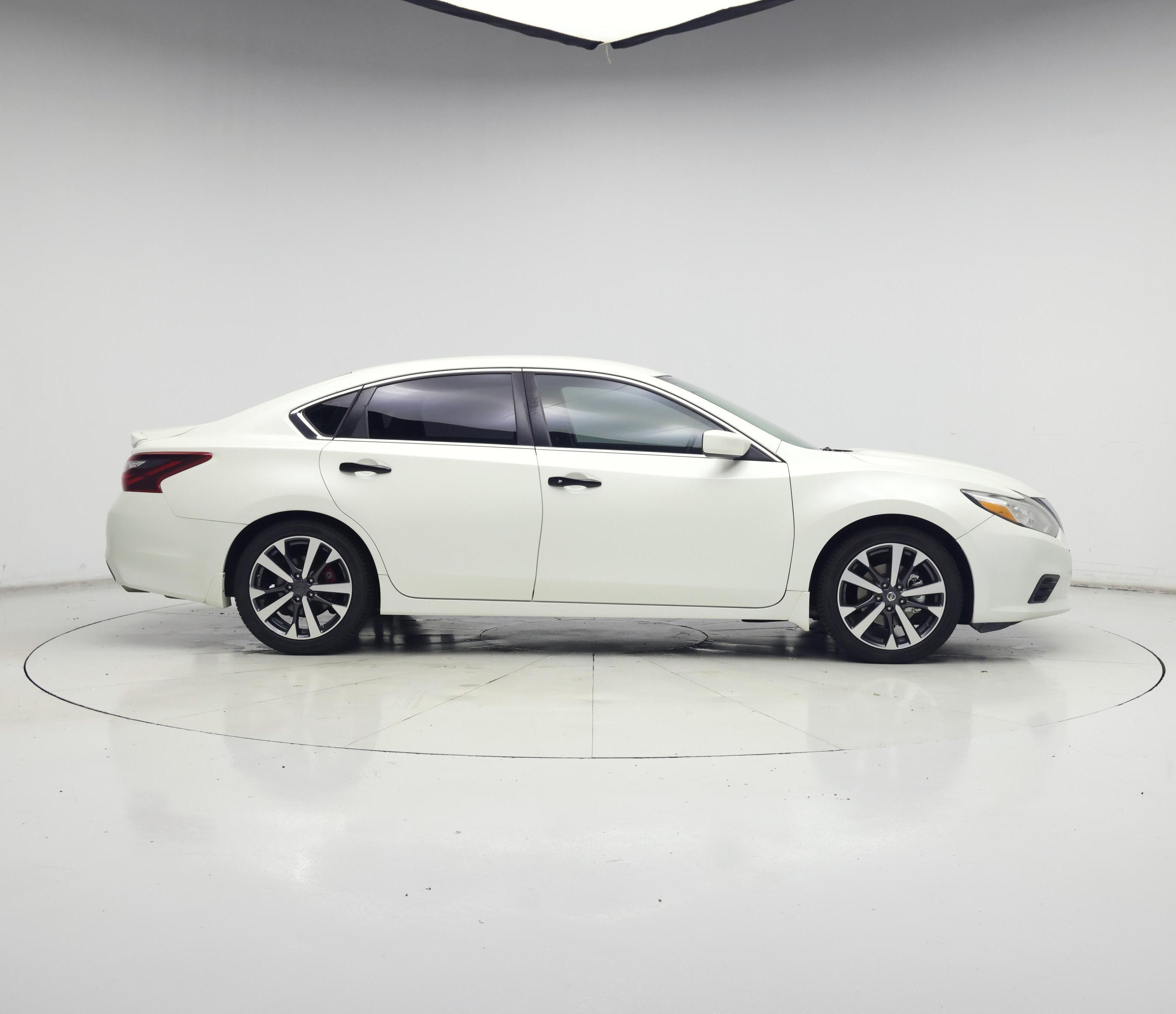 Thumbnail: 2017 Nissan Altima - 7