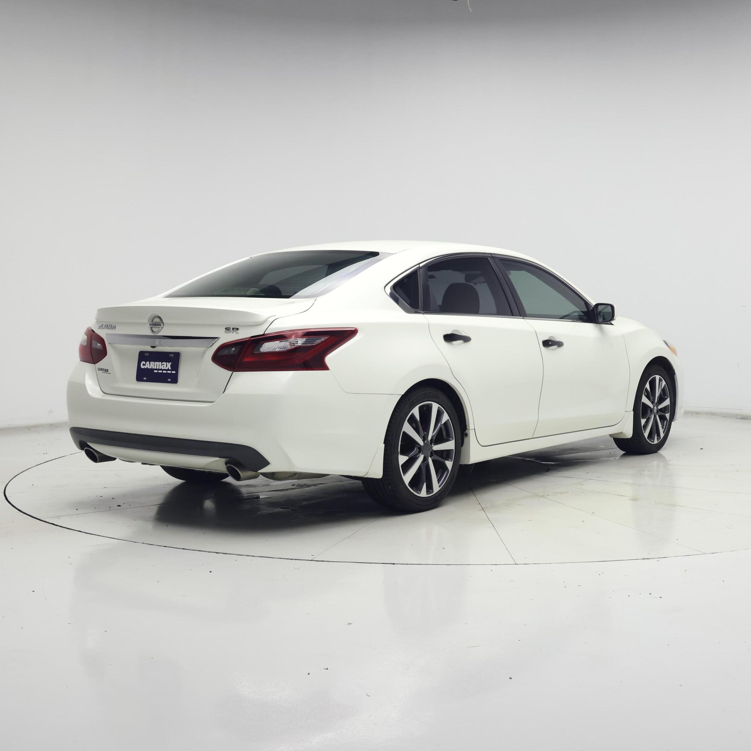 Thumbnail: 2017 Nissan Altima - 8