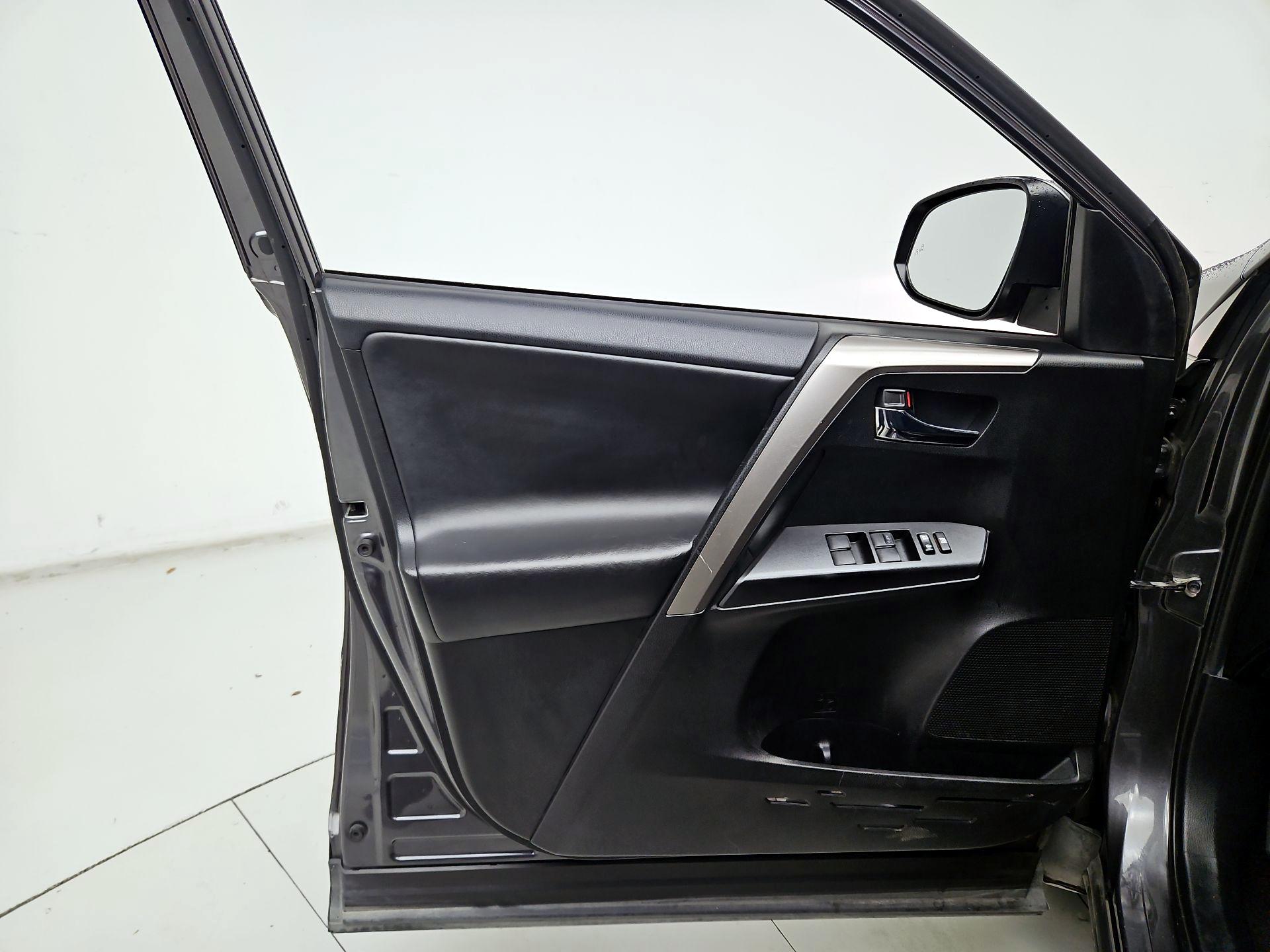 Thumbnail: 2018 Toyota RAV4 - 12