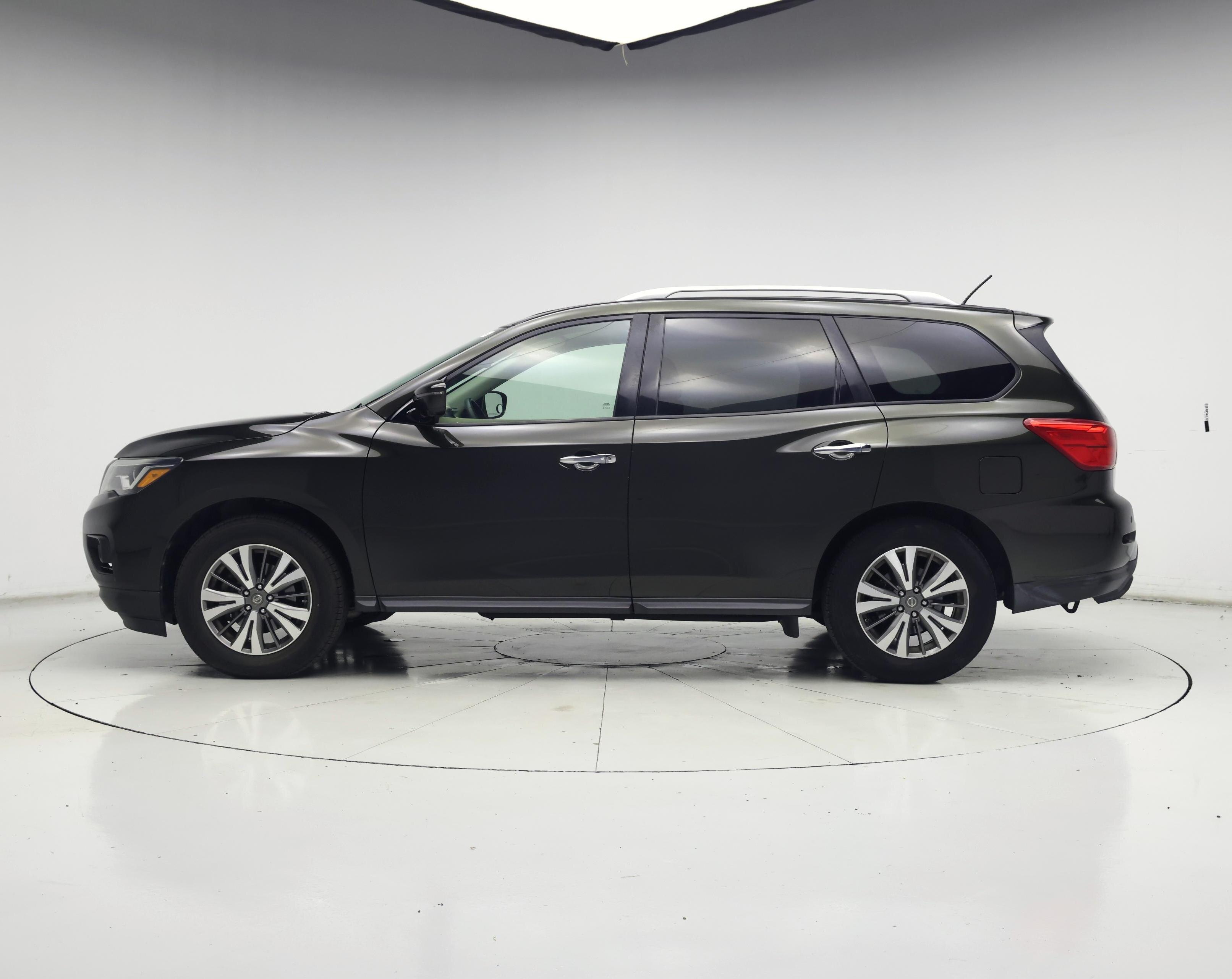 Thumbnail: 2017 Nissan Pathfinder - 3