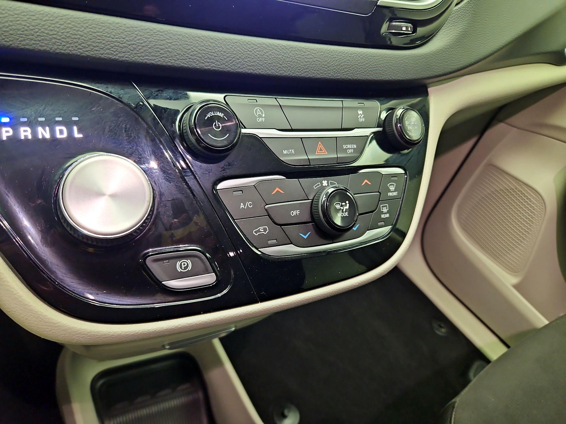 Thumbnail: 2023 Chrysler Voyager - 16