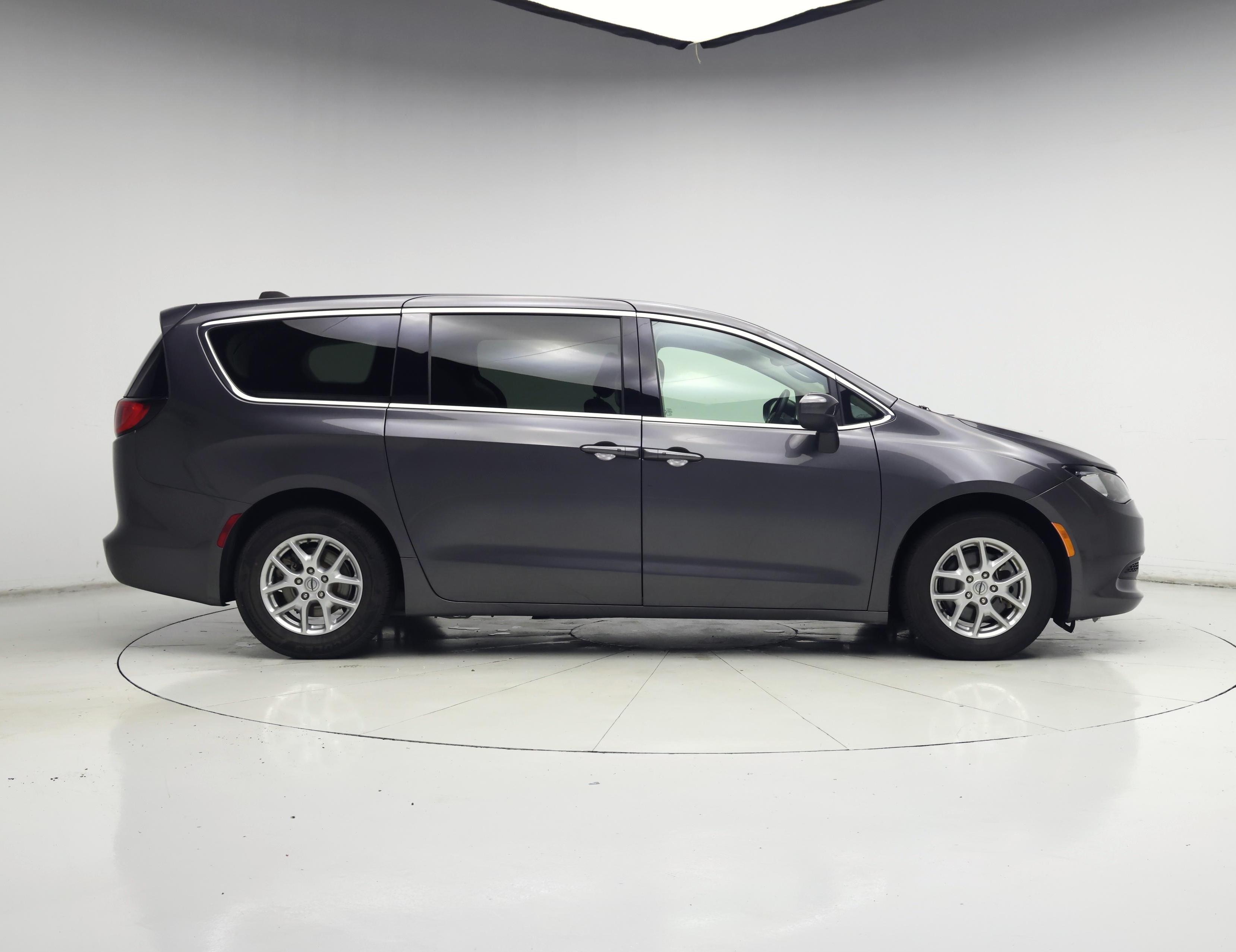 Thumbnail: 2023 Chrysler Voyager - 7