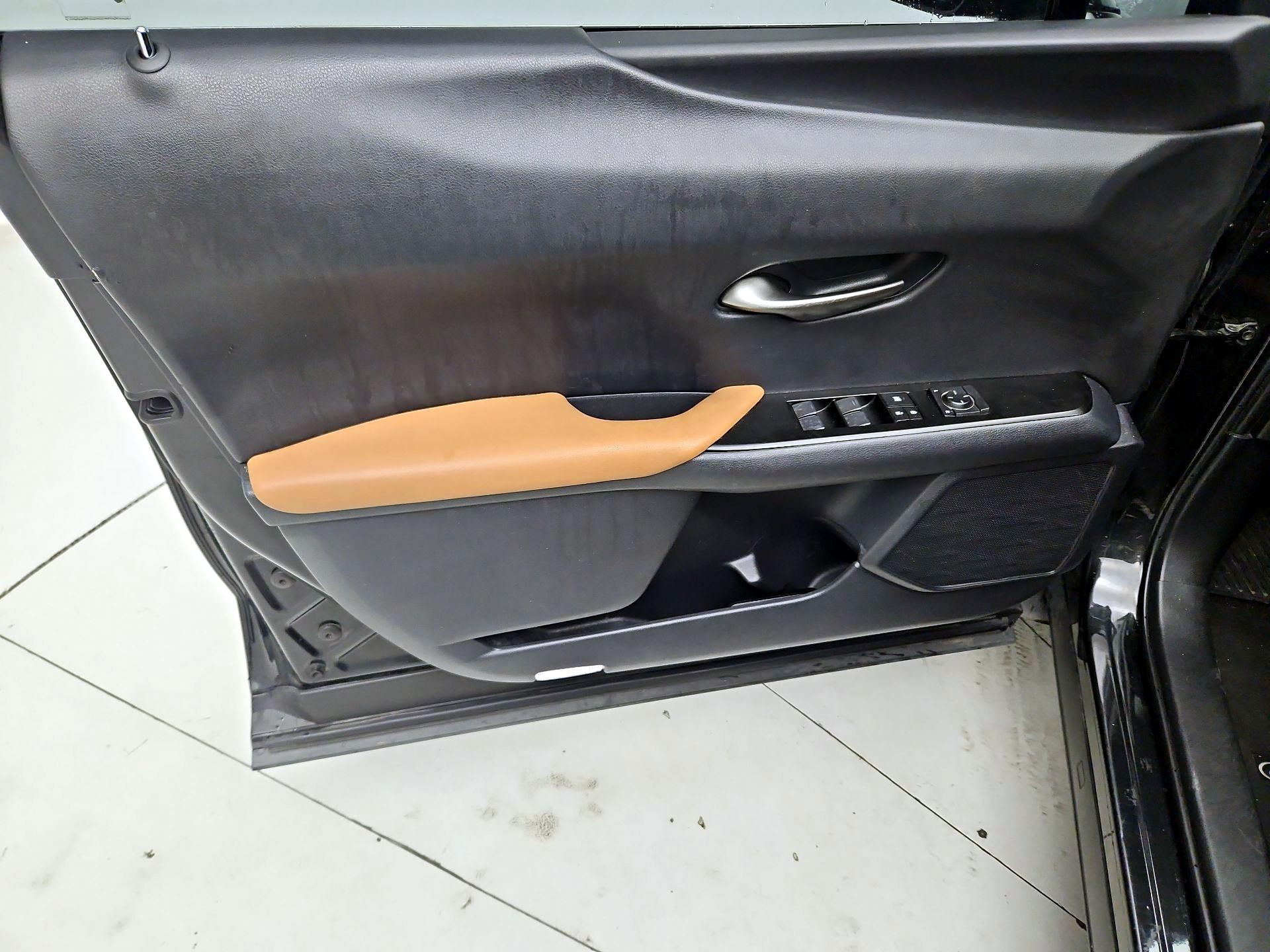 Thumbnail: 2019 Lexus UX - 12