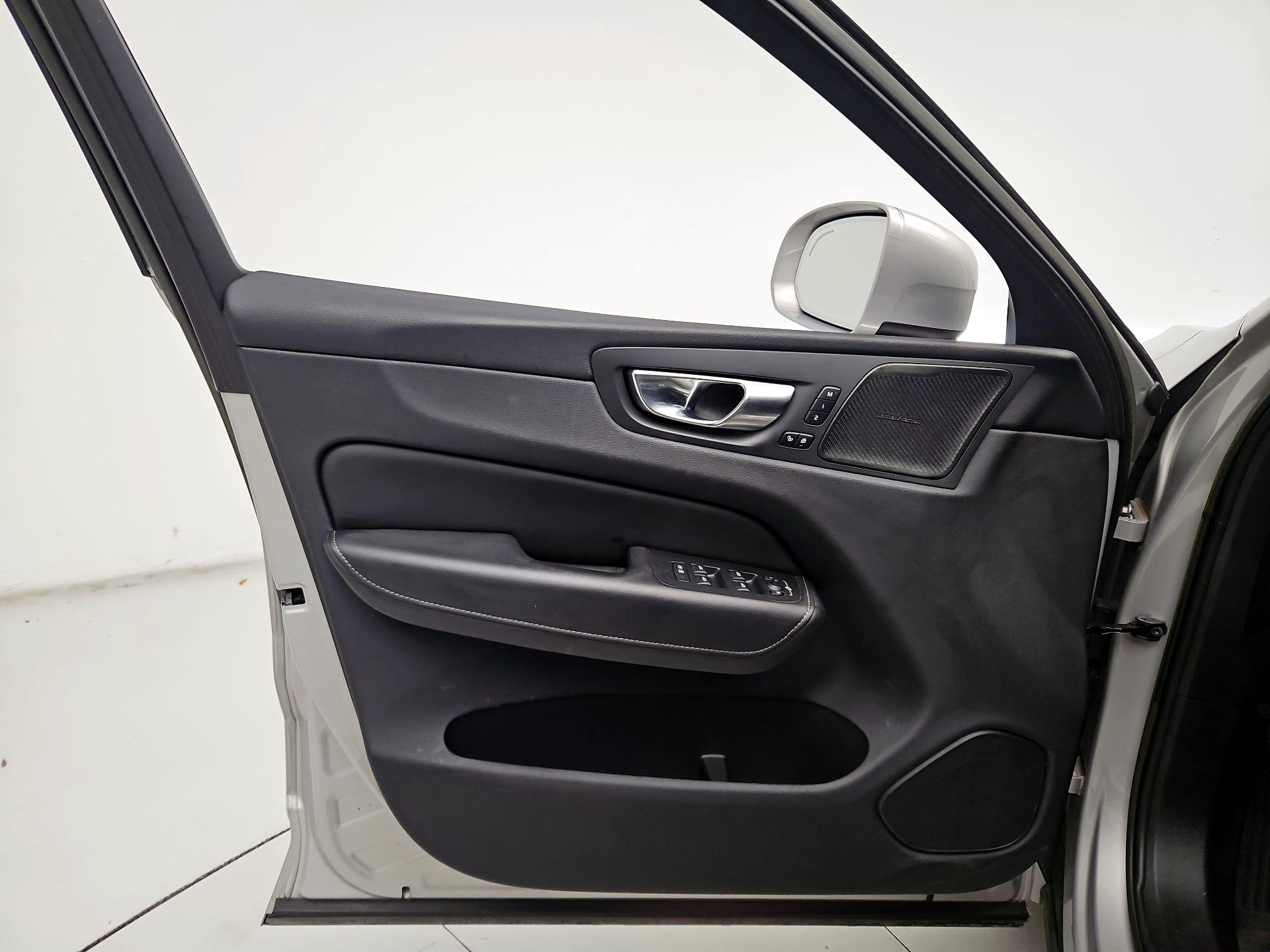 Thumbnail: 2022 Volvo XC60 - 12