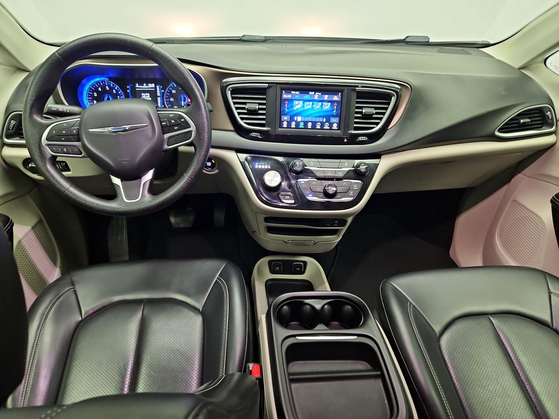 Thumbnail: 2020 Chrysler Voyager - 9