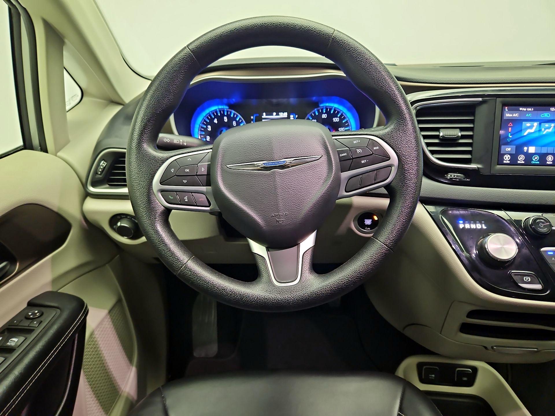 Thumbnail: 2020 Chrysler Voyager - 10