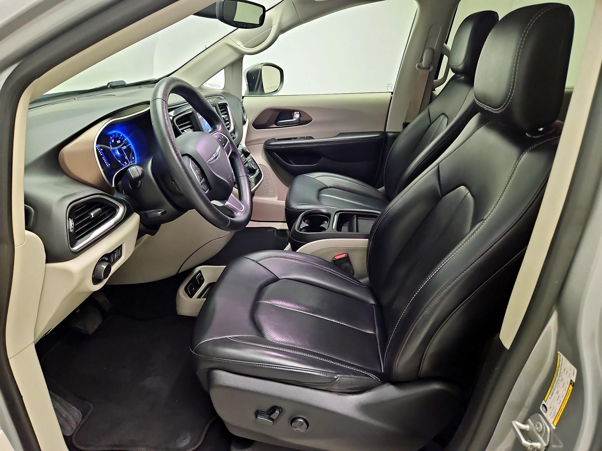 Thumbnail: 2020 Chrysler Voyager - 11