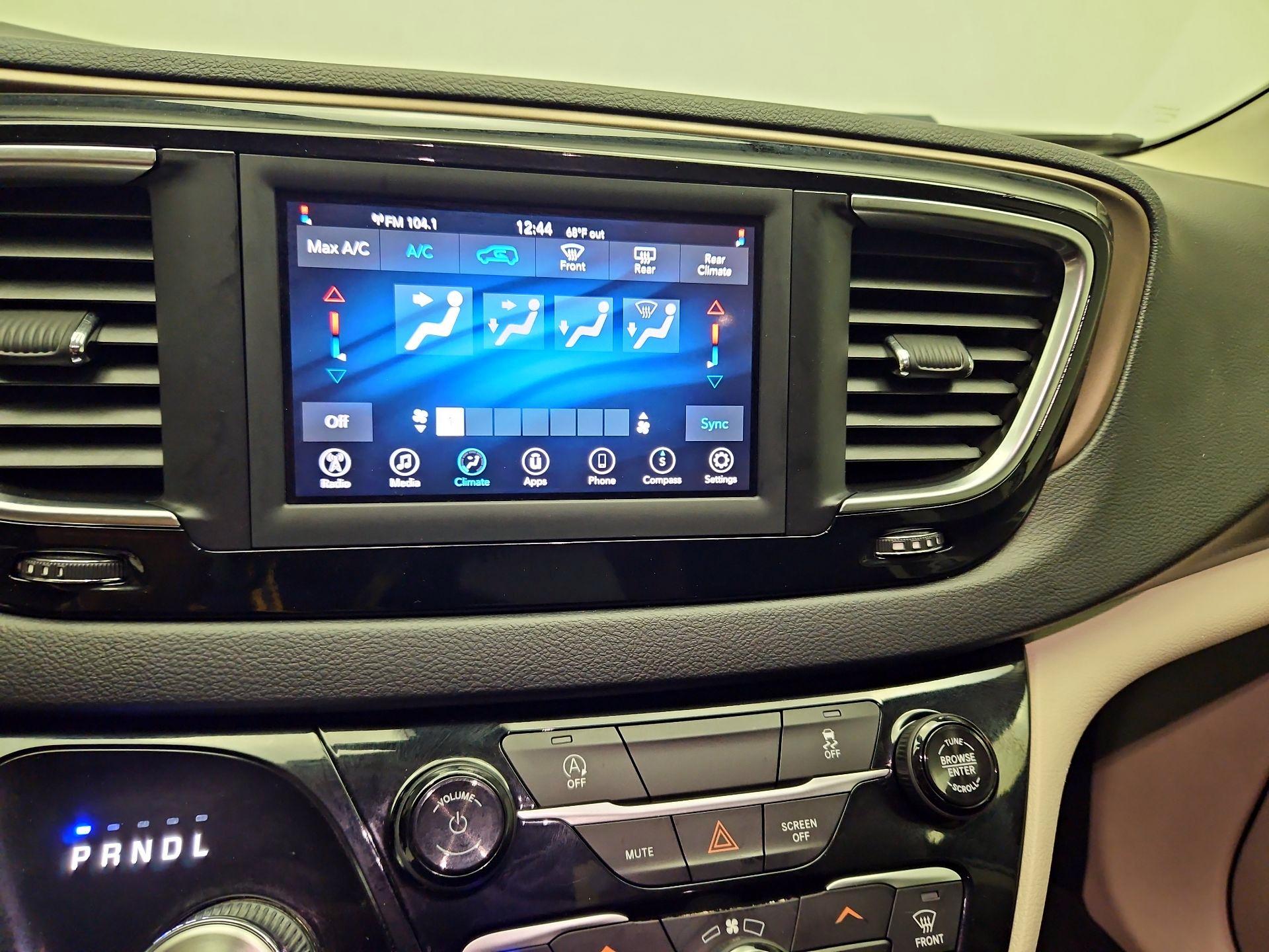 Thumbnail: 2020 Chrysler Voyager - 15