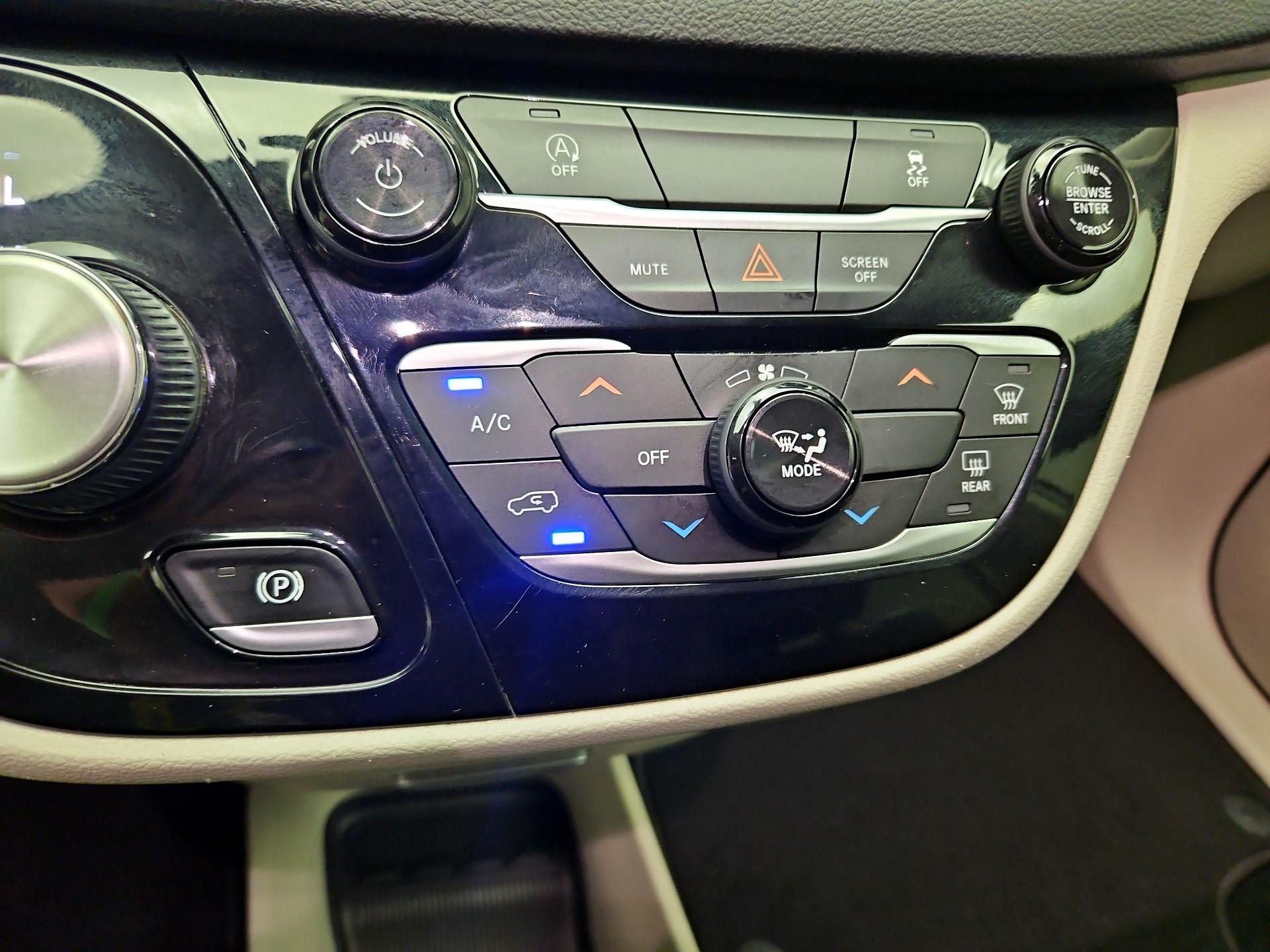 Thumbnail: 2020 Chrysler Voyager - 16