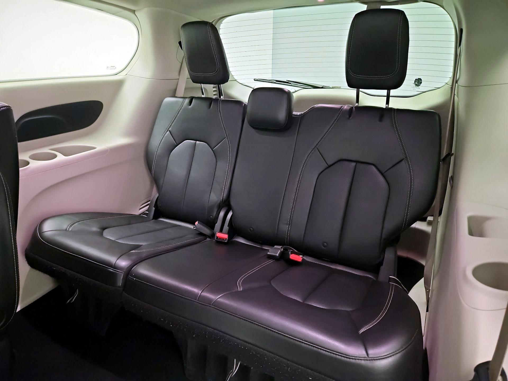 Thumbnail: 2020 Chrysler Voyager - 20