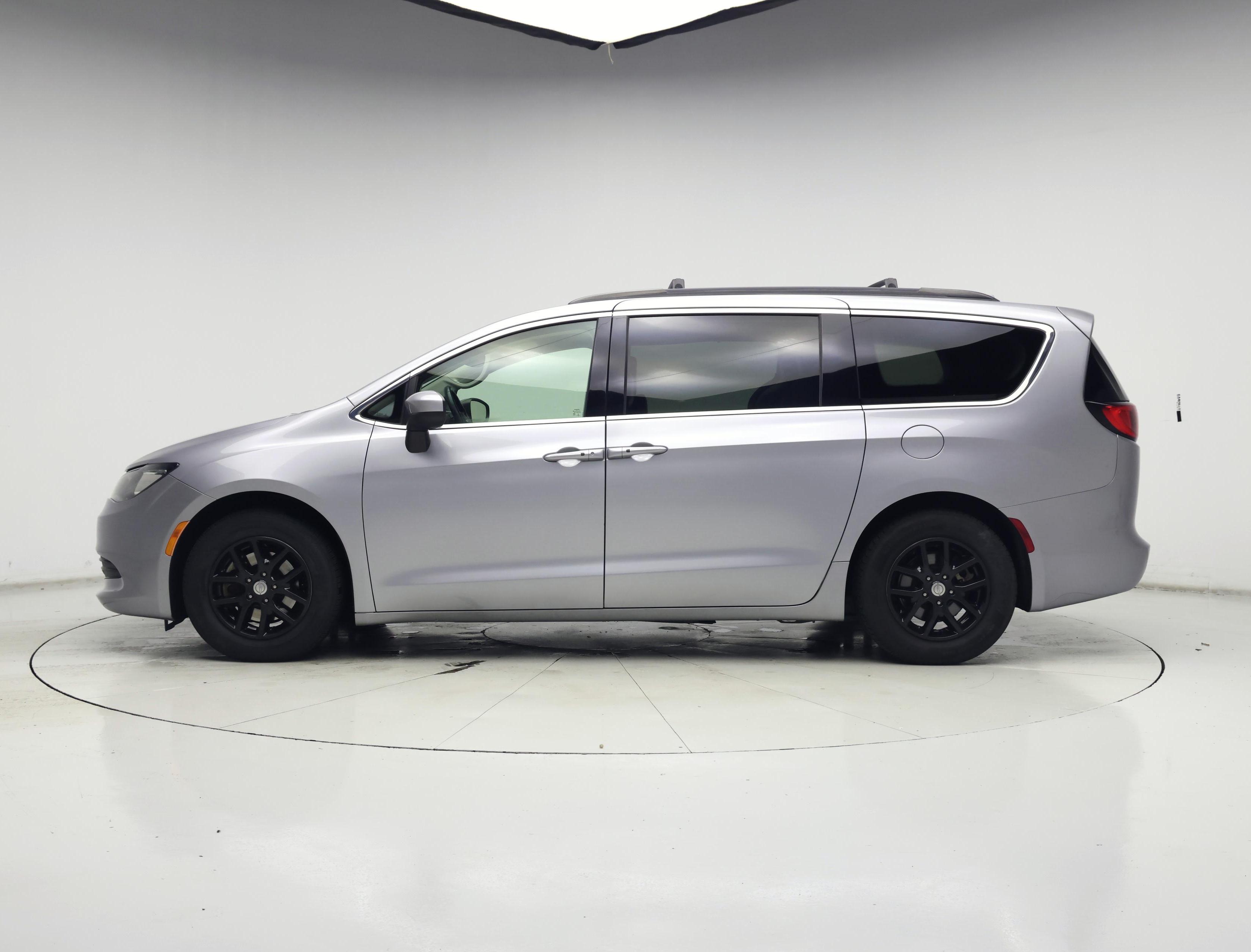 Thumbnail: 2020 Chrysler Voyager - 3