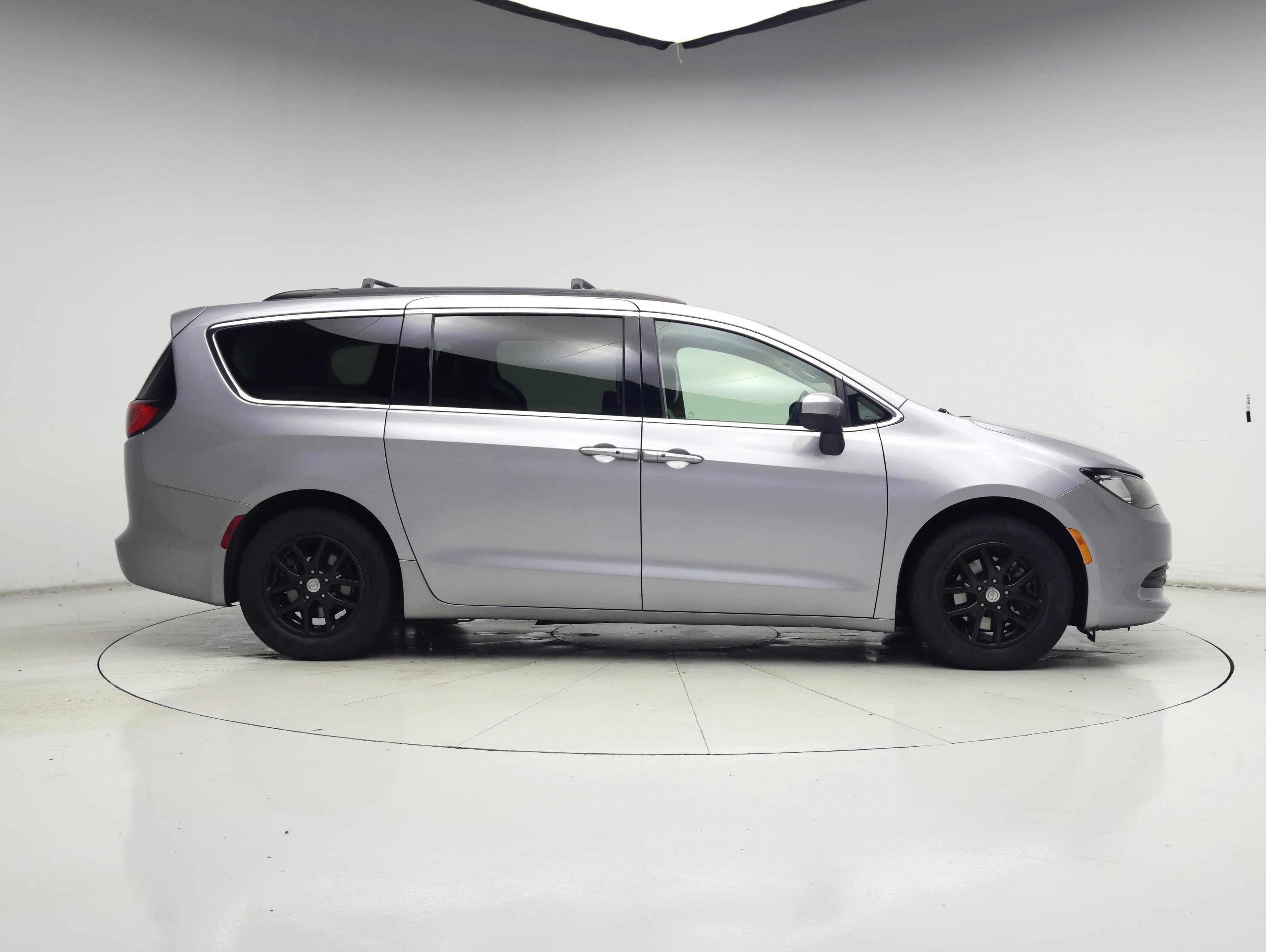 Thumbnail: 2020 Chrysler Voyager - 7