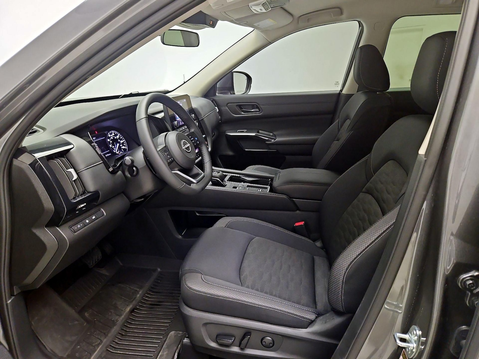 2025 Nissan Pathfinder SV - Photo 12