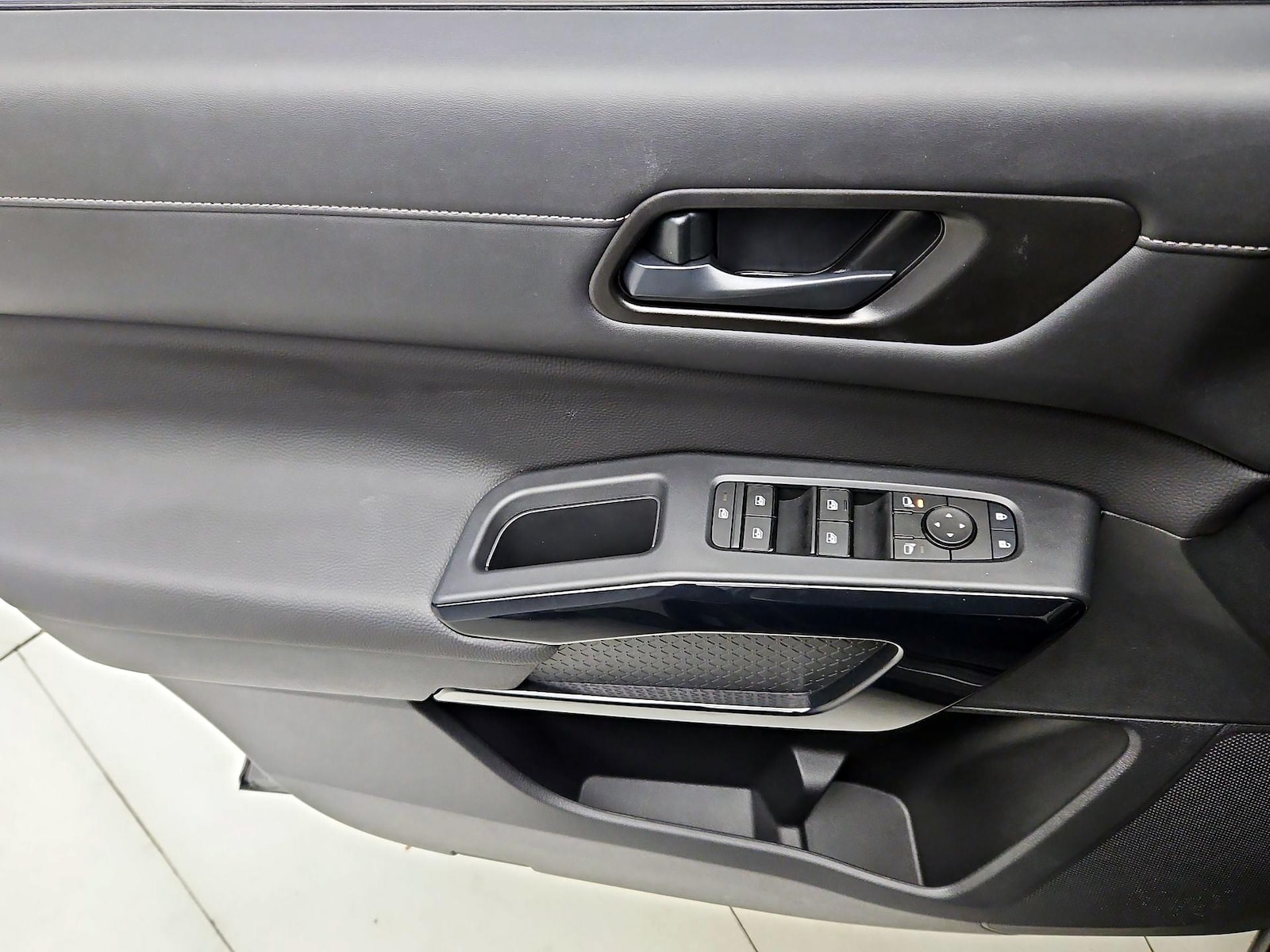 2025 Nissan Pathfinder SV - Photo 13