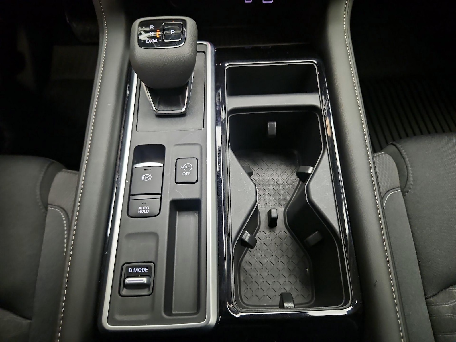 2025 Nissan Pathfinder SV - Photo 18