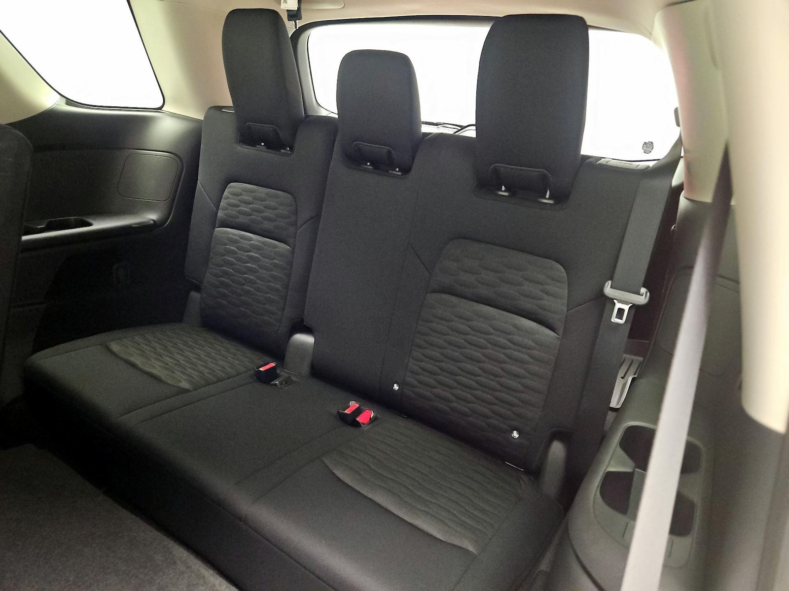 2025 Nissan Pathfinder SV - Photo 21