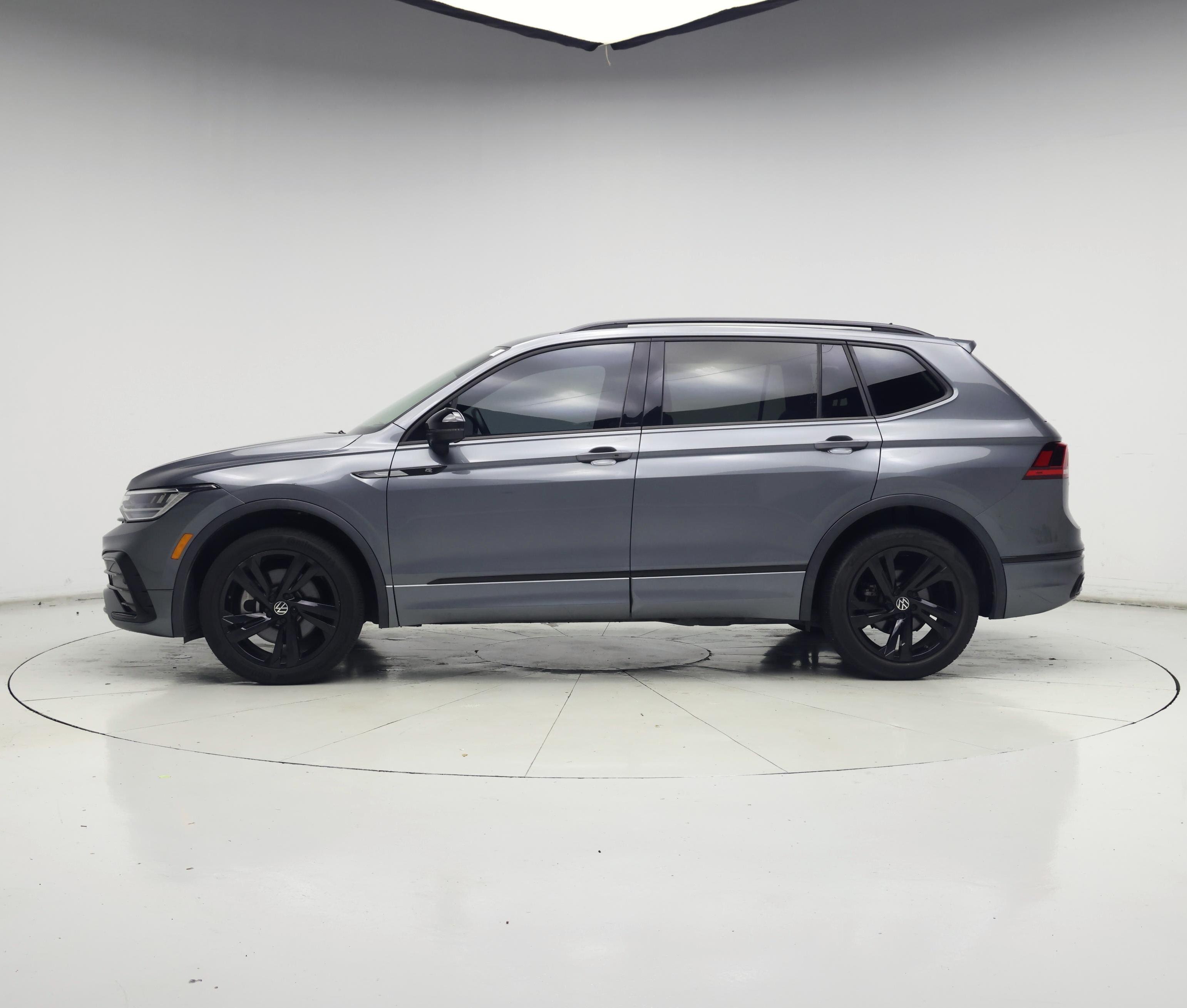 Thumbnail: 2023 Volkswagen Tiguan - 3