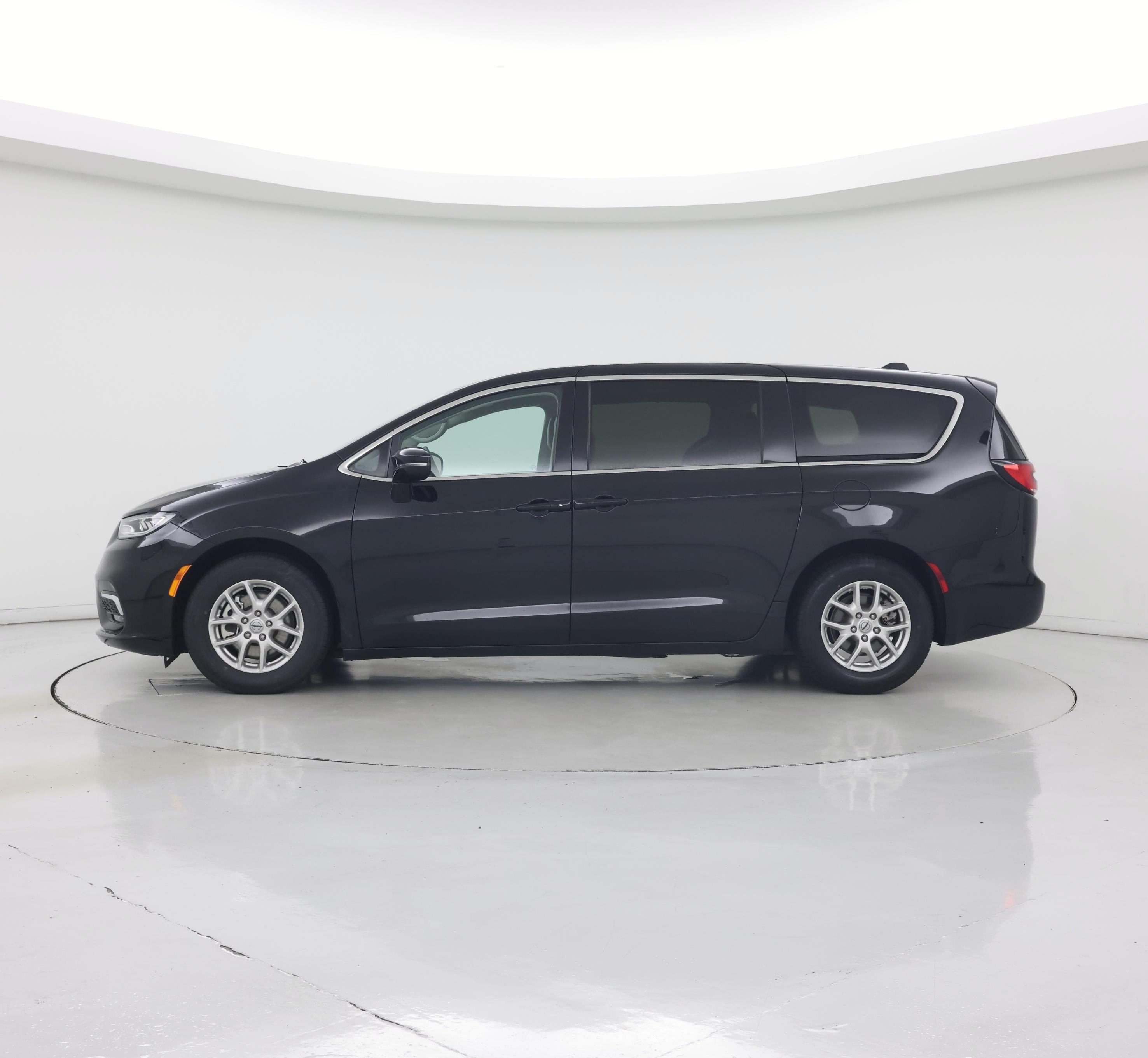Thumbnail: 2024 Chrysler Pacifica - 3