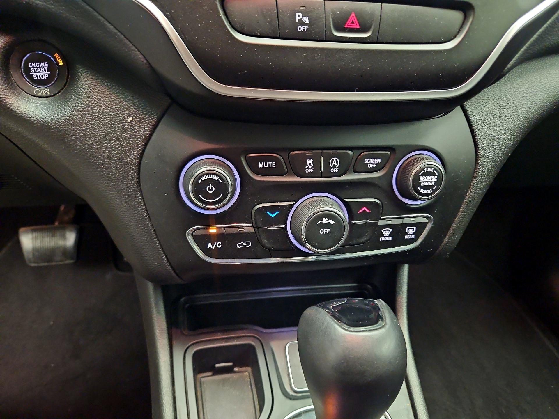 Thumbnail: 2019 Jeep Cherokee - 16