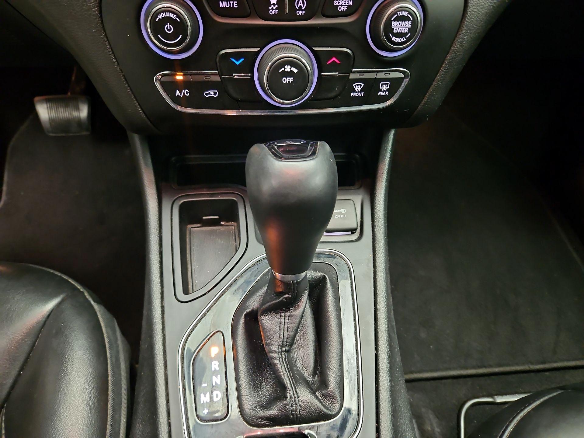 Thumbnail: 2019 Jeep Cherokee - 17
